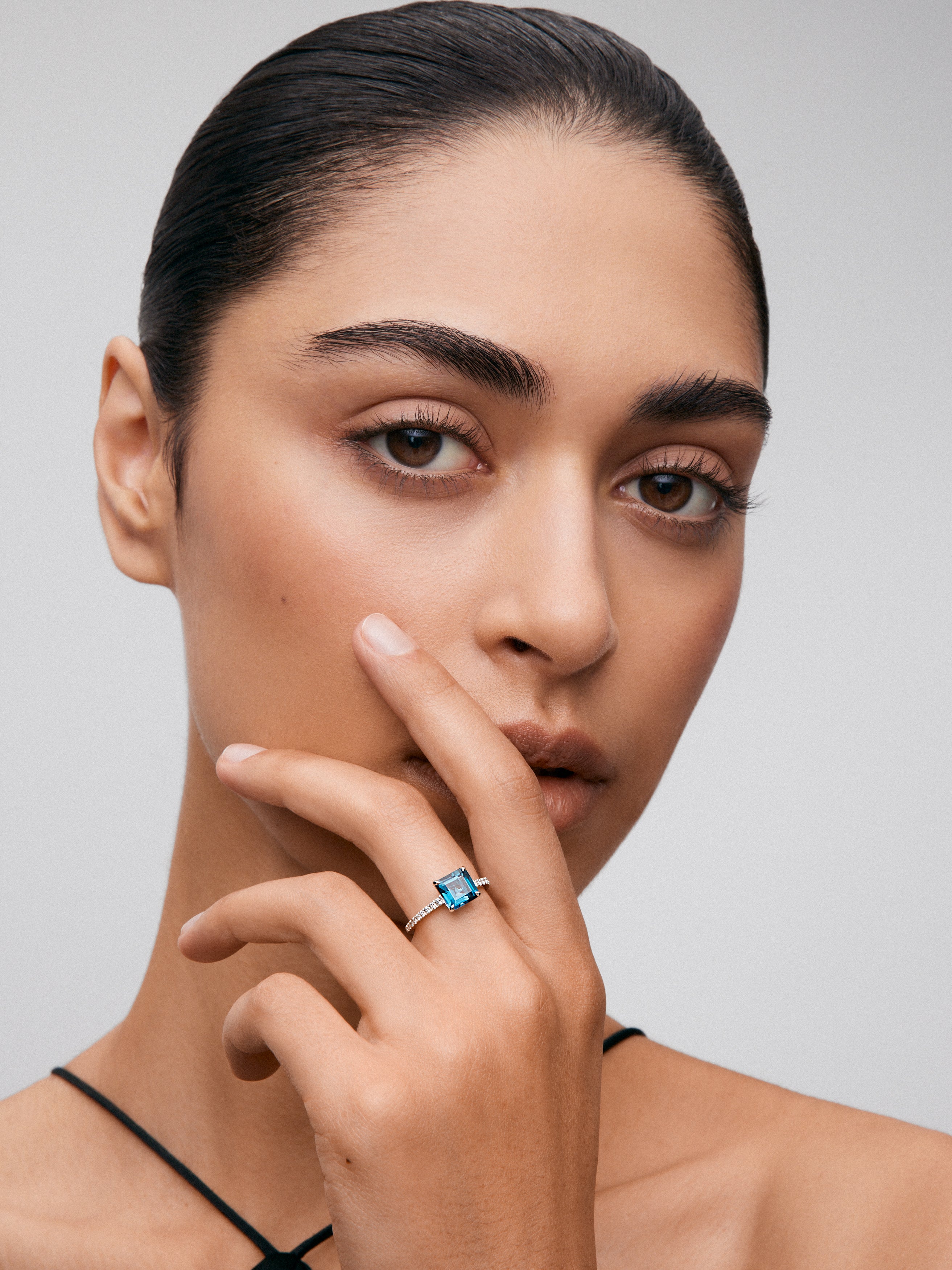 18K White Gold Solitary Ring with London Blue Topacio 1.2 cts and white diamonds in bright size