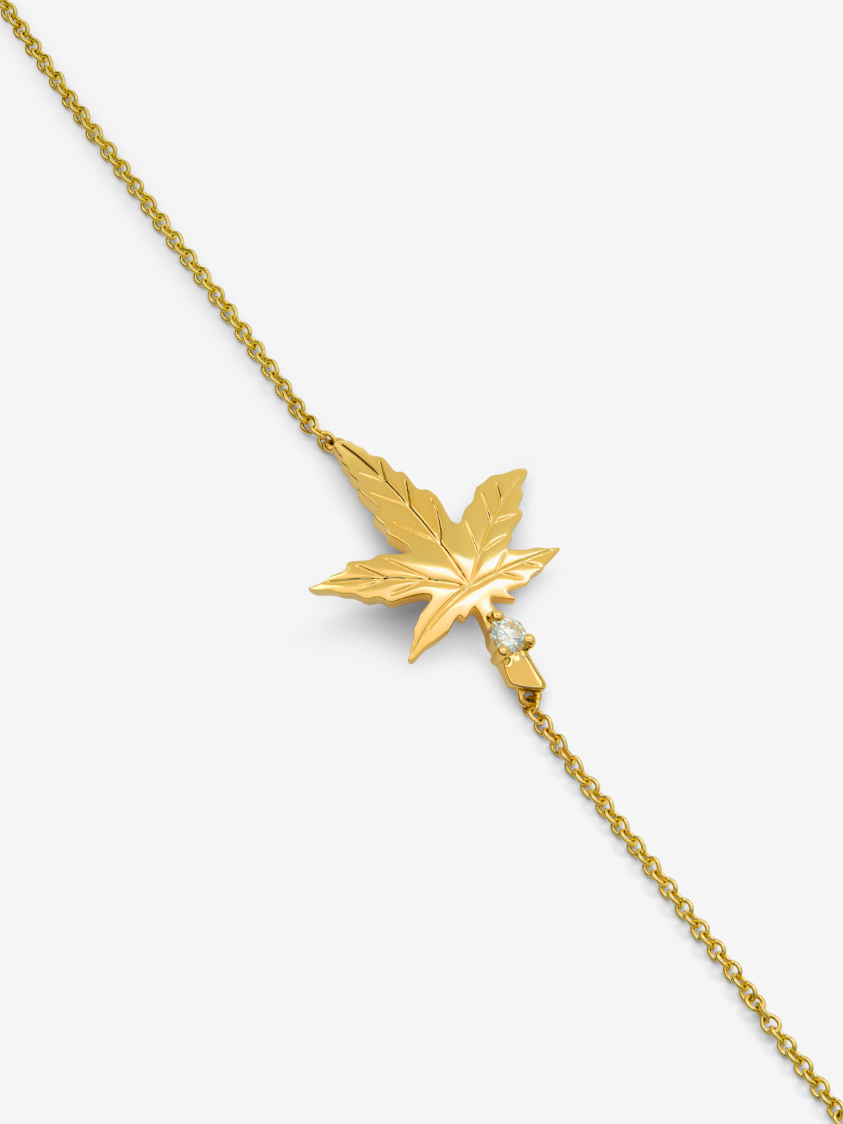 18K yellow gold bracelet with a 0.08 ct brilliant-cut diamond, in a maple leaf design