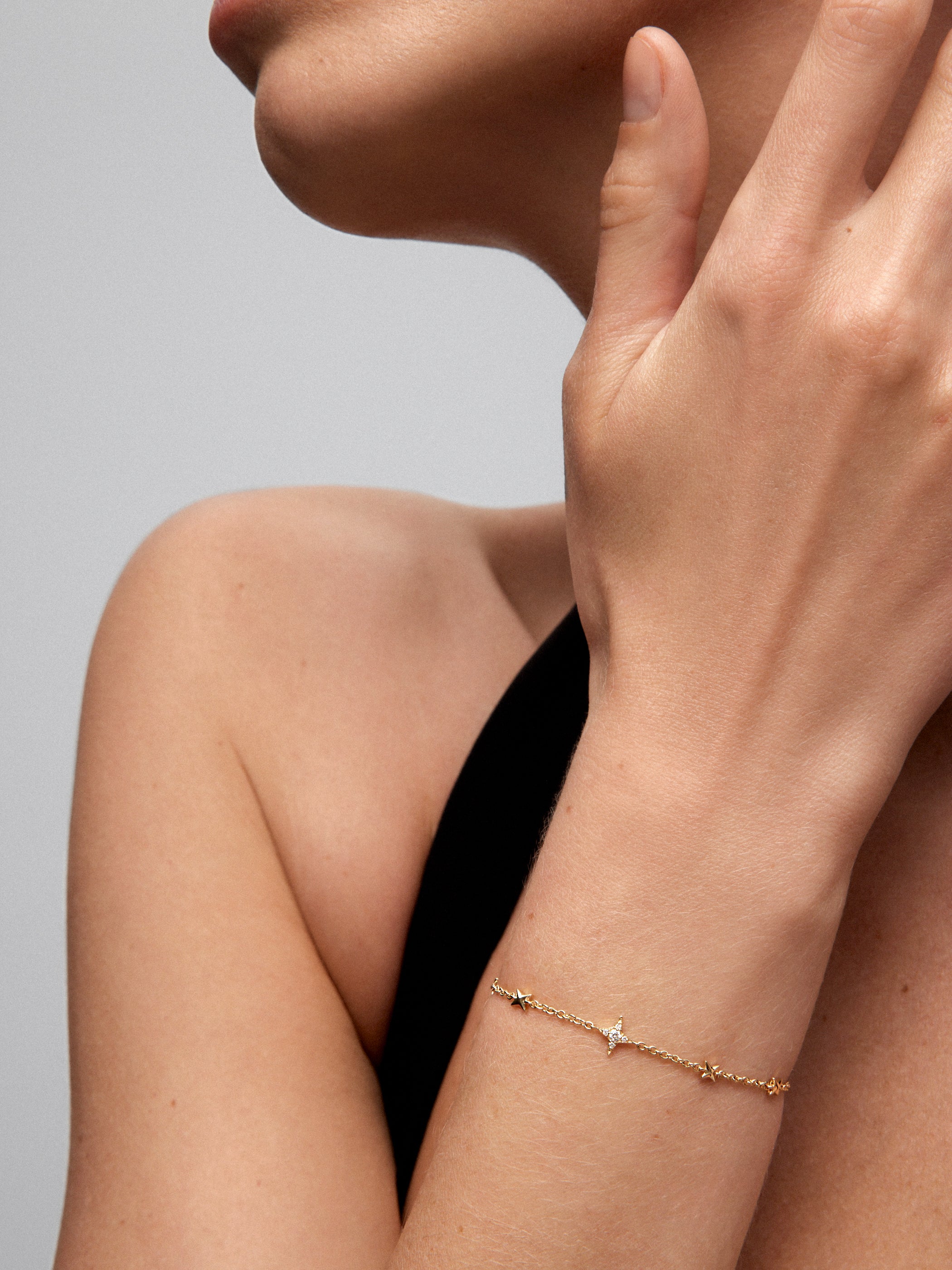 Pulsera de oro amarillo de 18K con 5 diamantes en talla brillante con un total de 0,04 cts