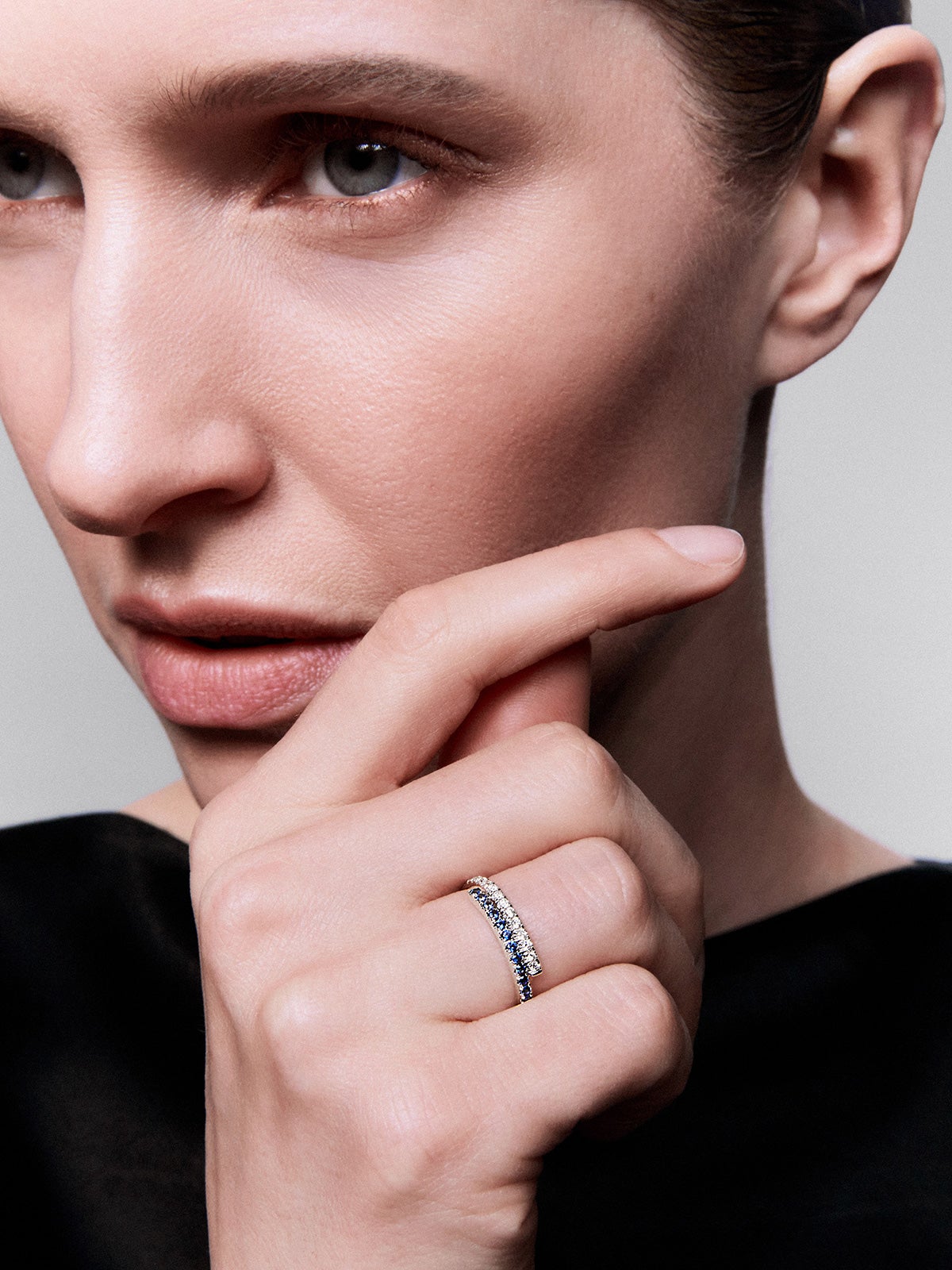18K white gold half hoop ring with diamond and sapphire