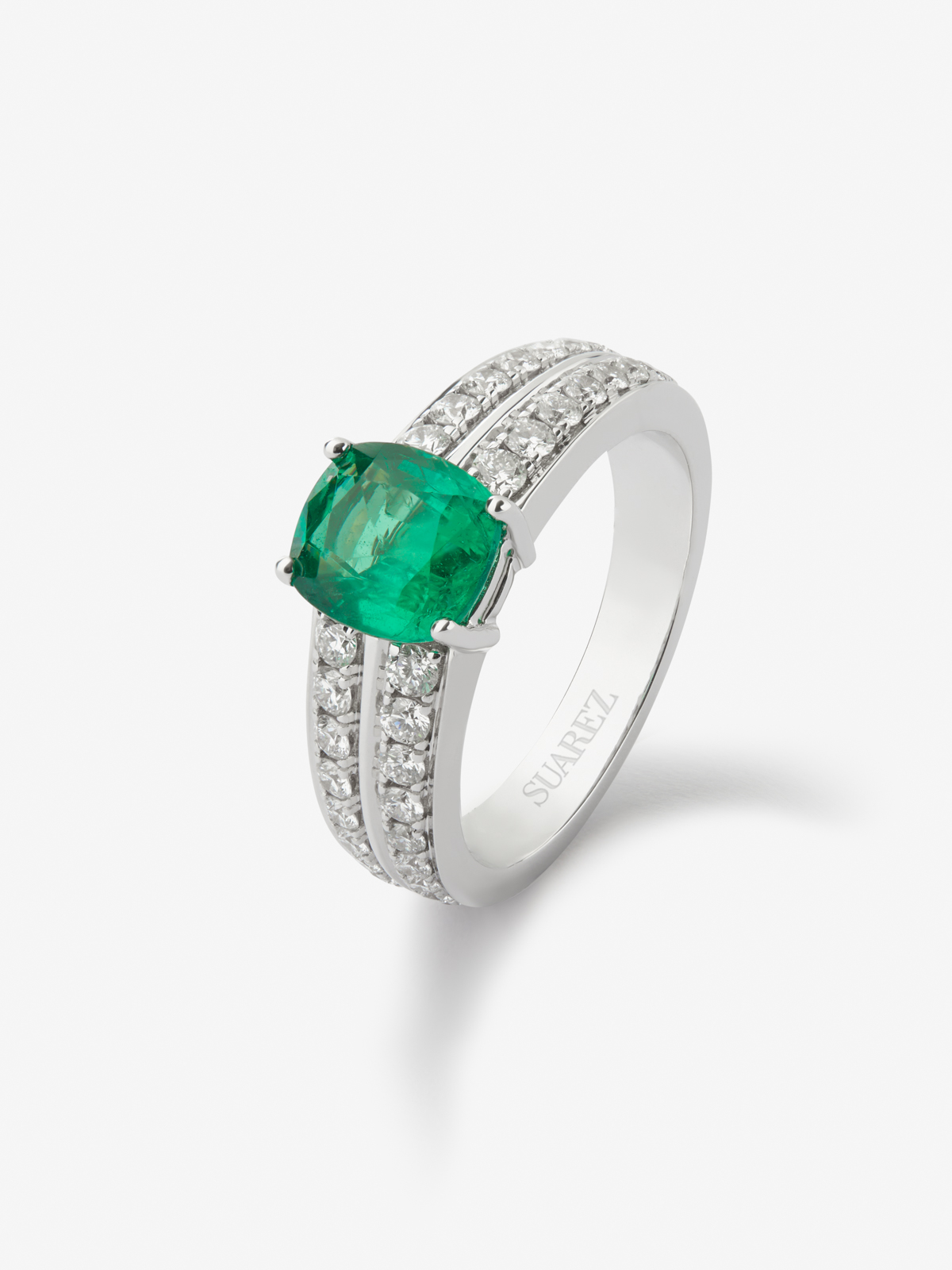 18K white gold ring with cushion-cut emerald of 1,563 cts and 36 brilliant-cut diamonds with a total of 0.64 cts