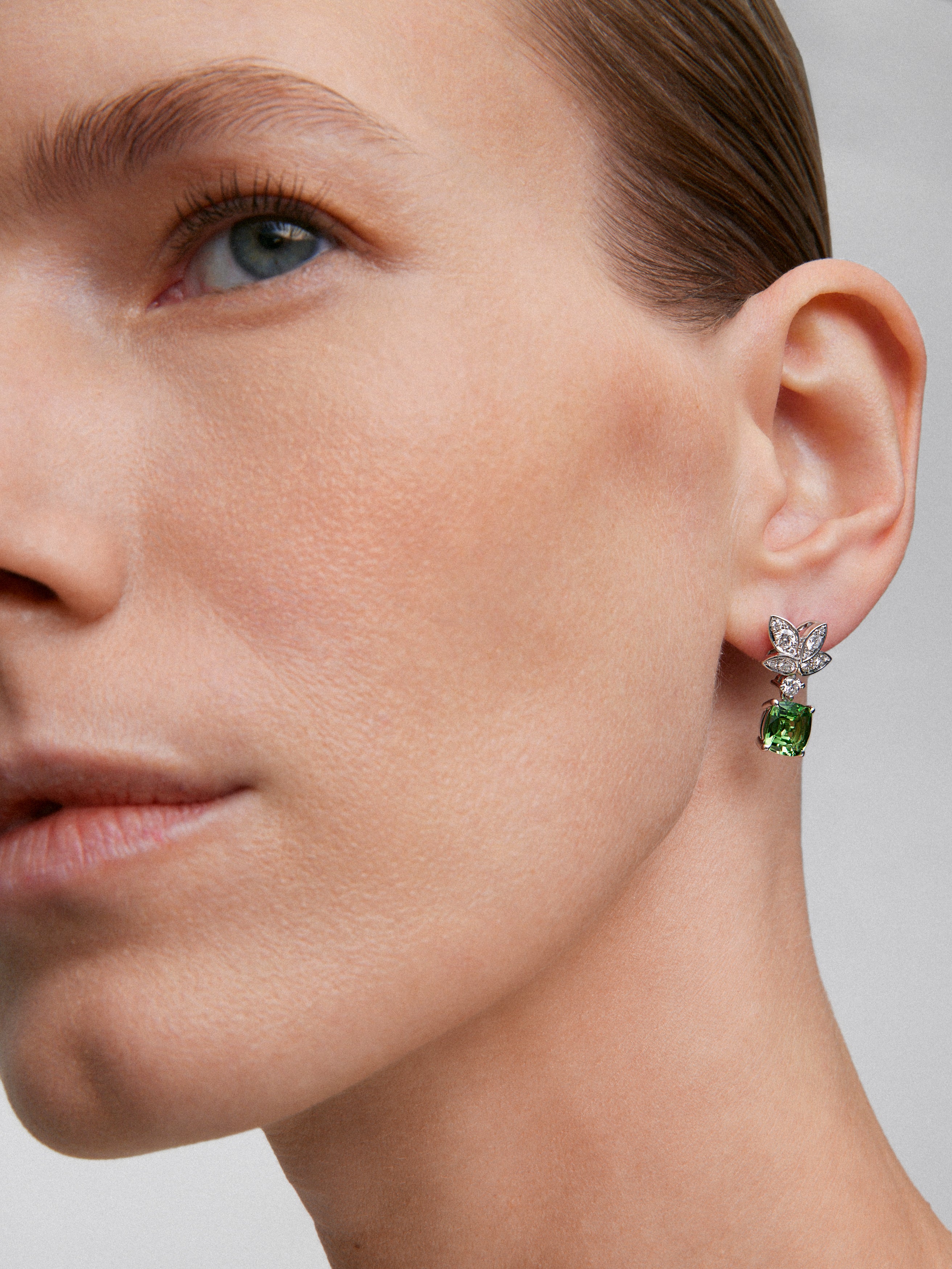 18K white gold earrings with 2 cushion-cut green tsavorites and 22 pear-cut diamonds with a total of 0.82 cts