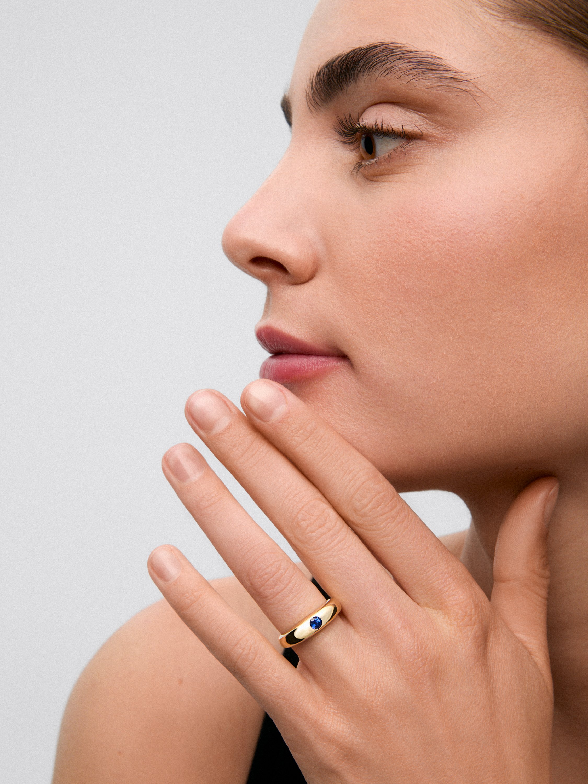Anillo de oro amarillo de 18K con zafiro azul en talla brillante de 0,29 cts