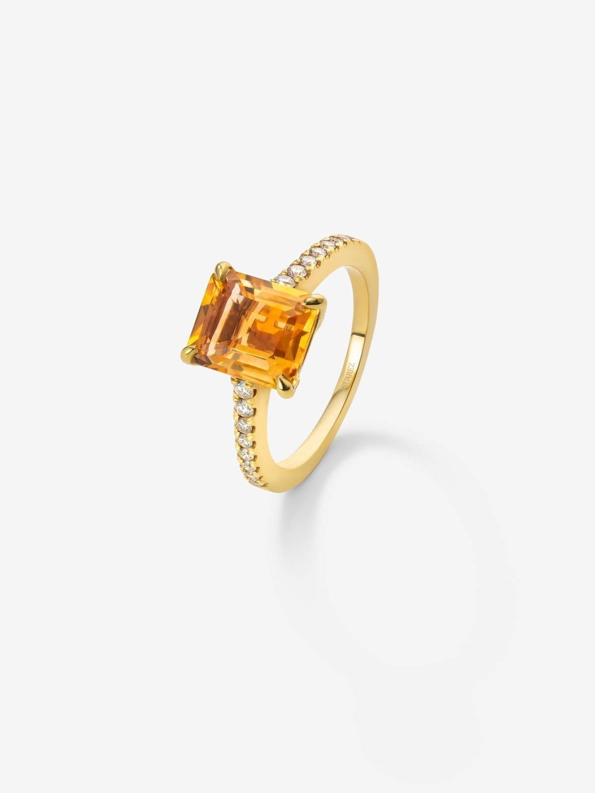 18K yellow gold ring with emerald-cut citrine quartz of 2.86 cts and 16 brilliant-cut diamonds with a total of 0.19 cts