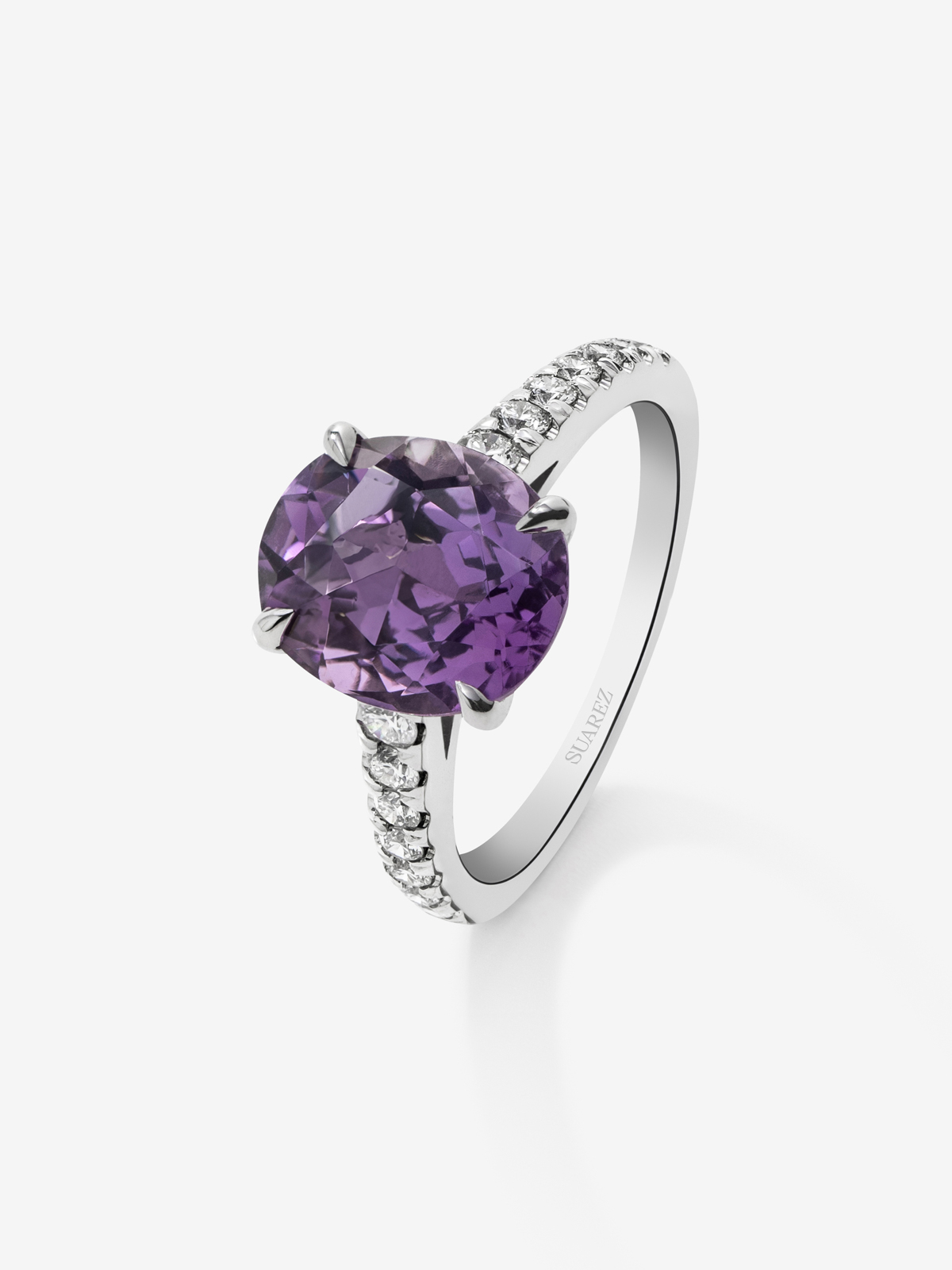 18K White Gold Solitary Ring with amethyst and diamond