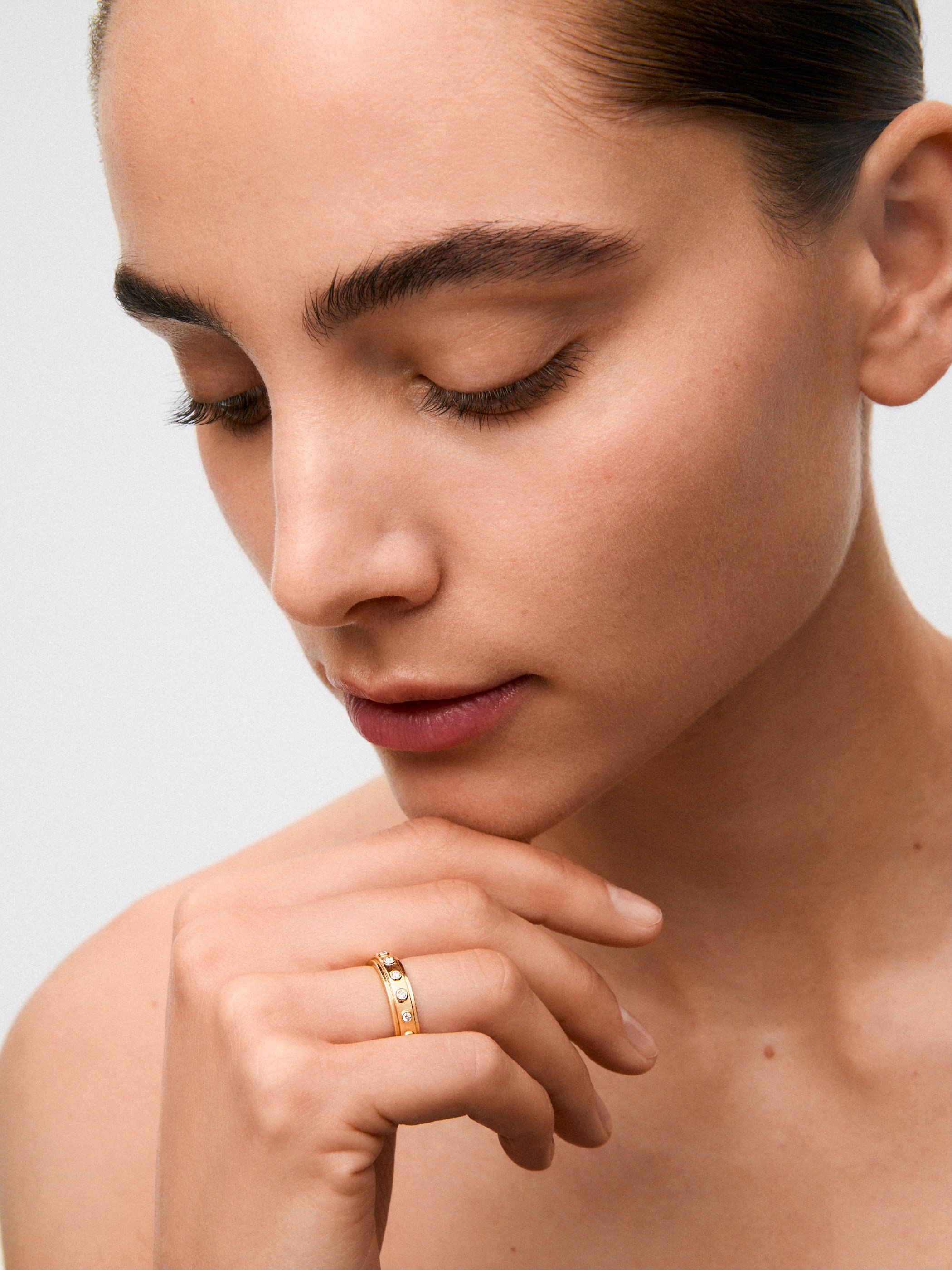 Anillo de oro amarillo de 18K con 16 diamantes en talla brillante con un total de 0,28 cts