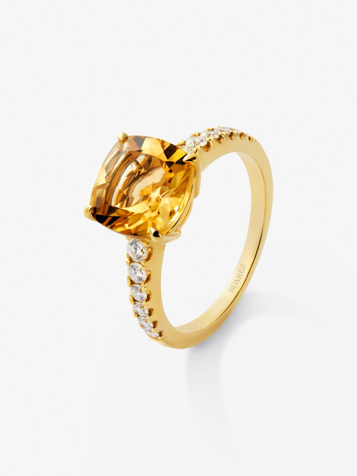 18K yellow gold ring with cushion-cut citrine quartz of 2.7 cts and 12 brilliant-cut diamonds with a total of 0.3 cts