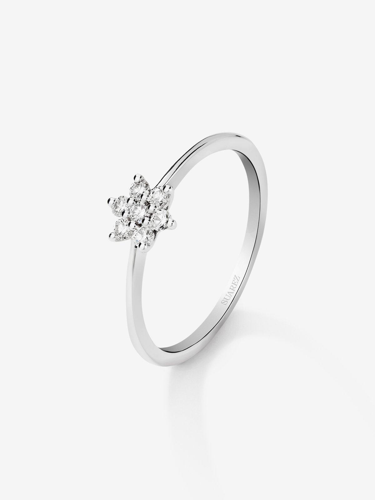 18K white gold ring with 7 brilliant-cut diamonds with a total of 0.14 cts and star shape