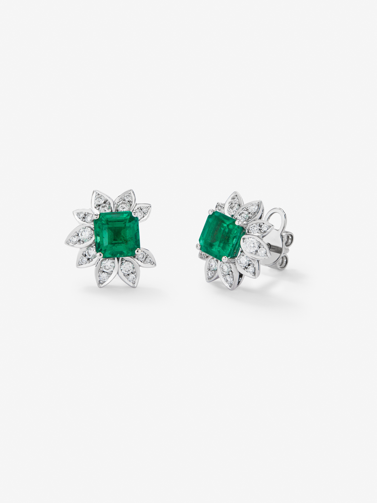 18K white gold pending with green emeralds in octagonal 2,21 cts and white diamonds in bright 0.45 cts
