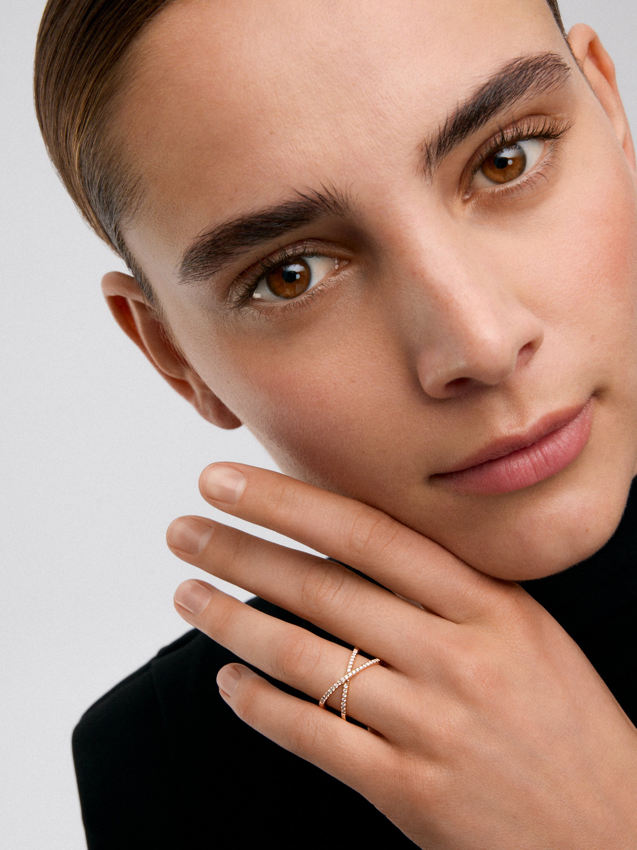18K rose gold cross ring with 33 brilliant-cut white diamonds with a total of 0.2 cts