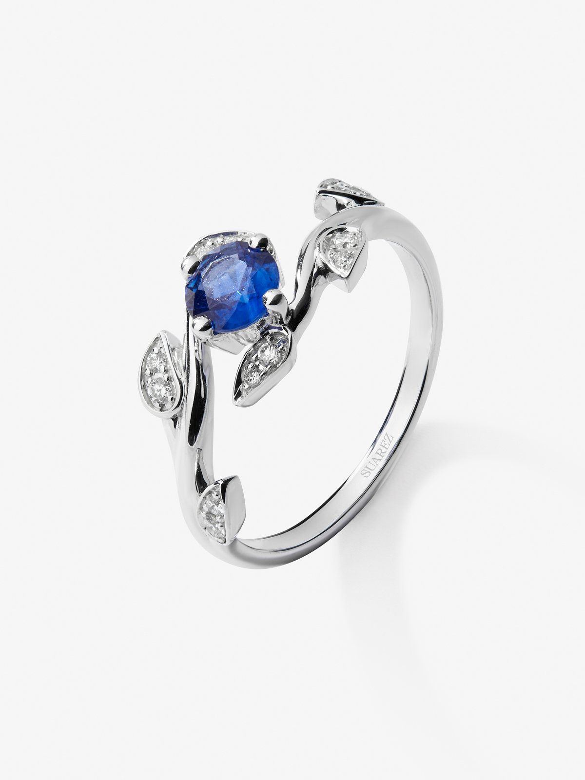 Anillo de oro blanco de 18K con zafiro azul en talla brillante de 0,46 cts y 12 diamantes en talla brillante con un total de 0,09 cts