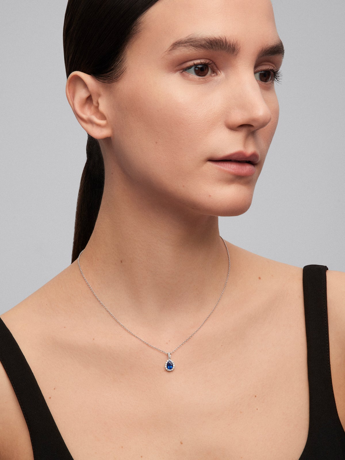 Colgante de oro blanco de 18K con zafiro azul en talla pera de 1,08 cts y diamantes en talla brillante con un total de 0,1 cts