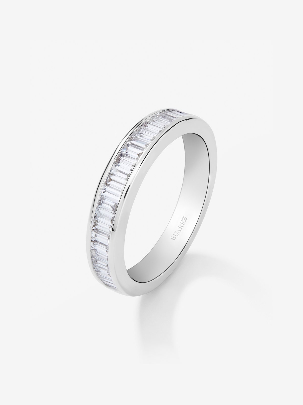 Media alianza de oro blanco de 18K con 25 diamantes en talla baguette con un total de 0,63 cts