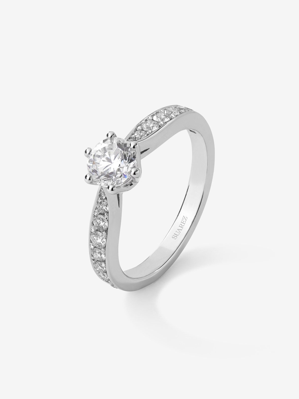 Anillo solitario de oro blanco de 18K con diamante central en talla brillante de 0,70 cts y diamantes en talla brillante con un total de 0,31 cts
