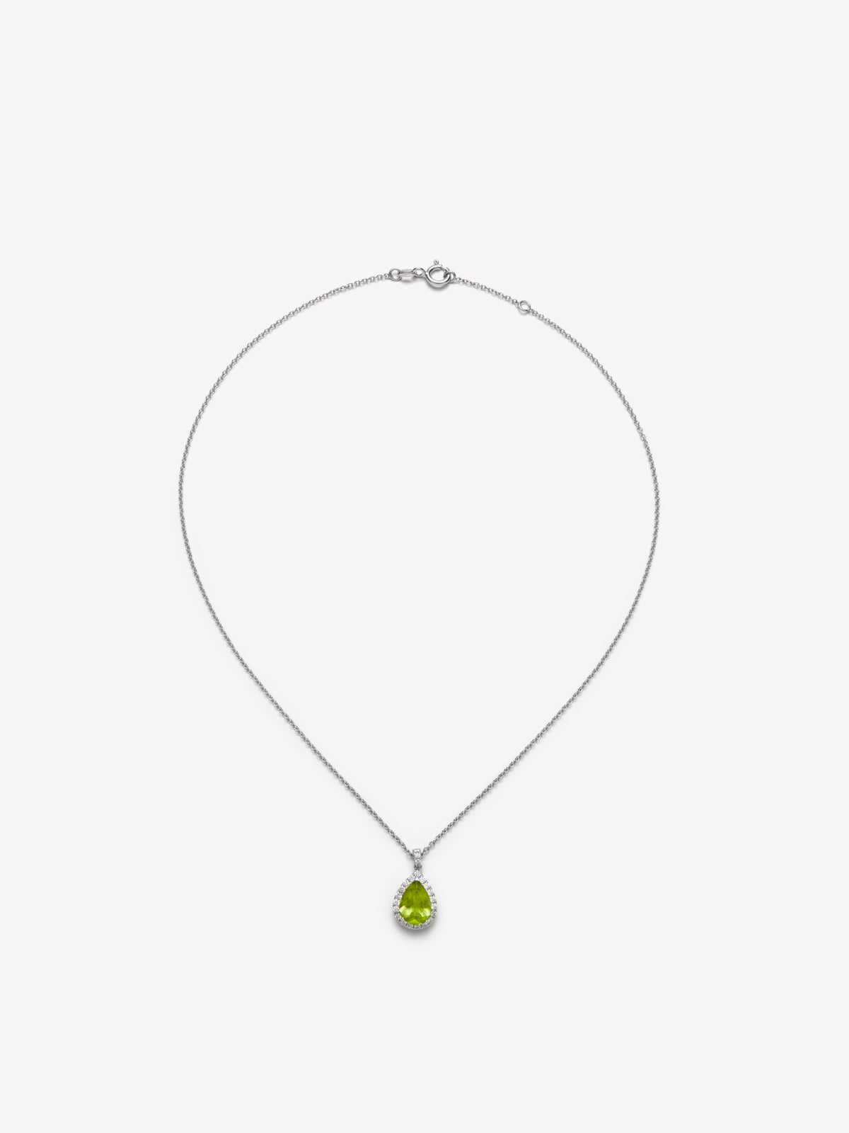 18K white gold pendant with pear-cut green peridot of 2.58 cts and brilliant-cut diamonds of 0.36 cts