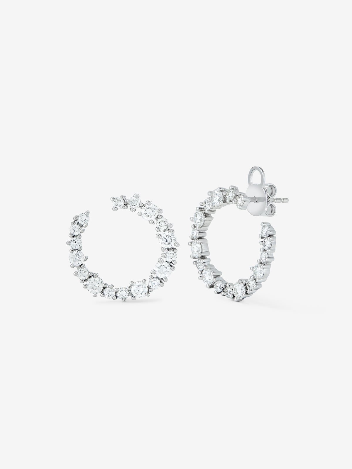 18K white gold hoop earrings with 34 brilliant-cut diamonds with a total of 1.84 cts