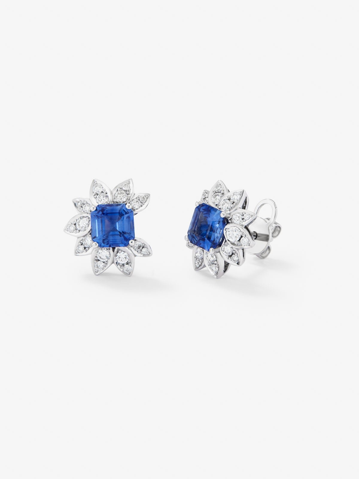 18K white gold earrings with blue zafiros in octagonal 2,66 cts and white diamonds in bright size of 0.45 cts