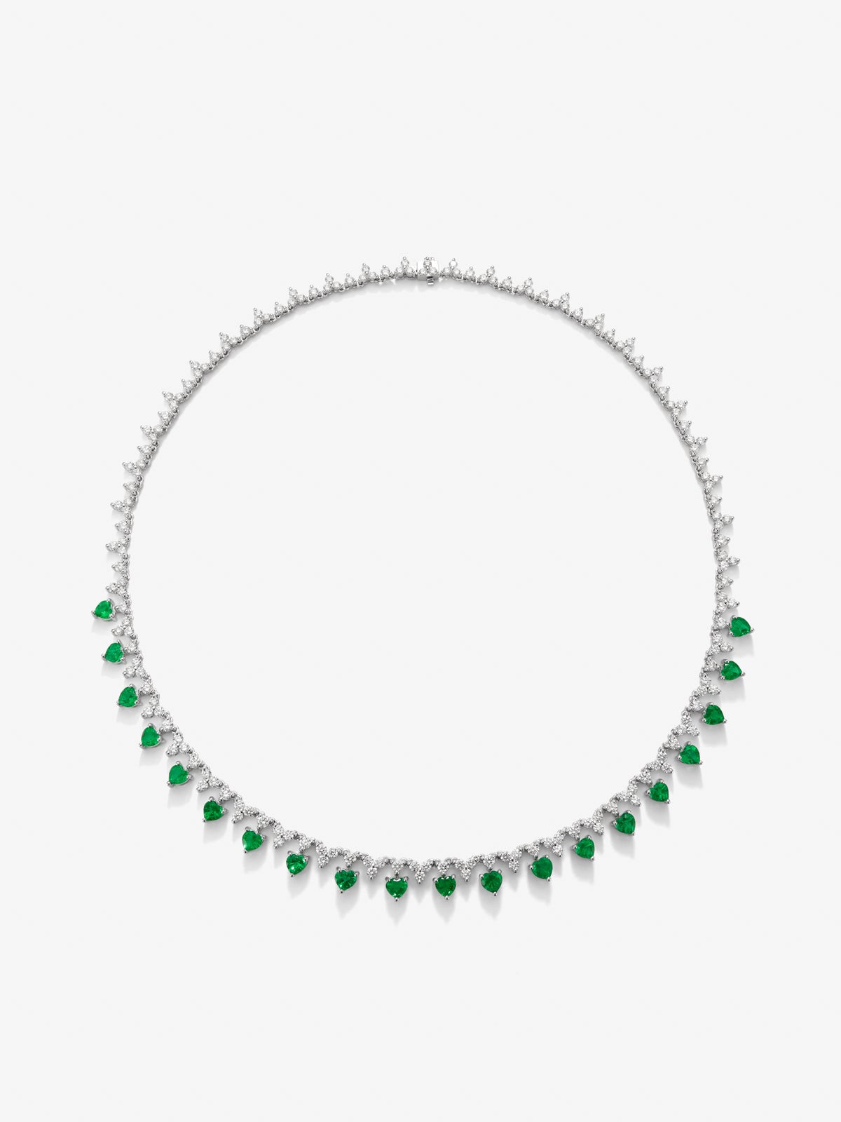 Collar rivière de oro blanco de 18K con esmeraldas verdes en talla corazón de 4,42 cts y diamantes blancos en talla brillante de 6,76 cts