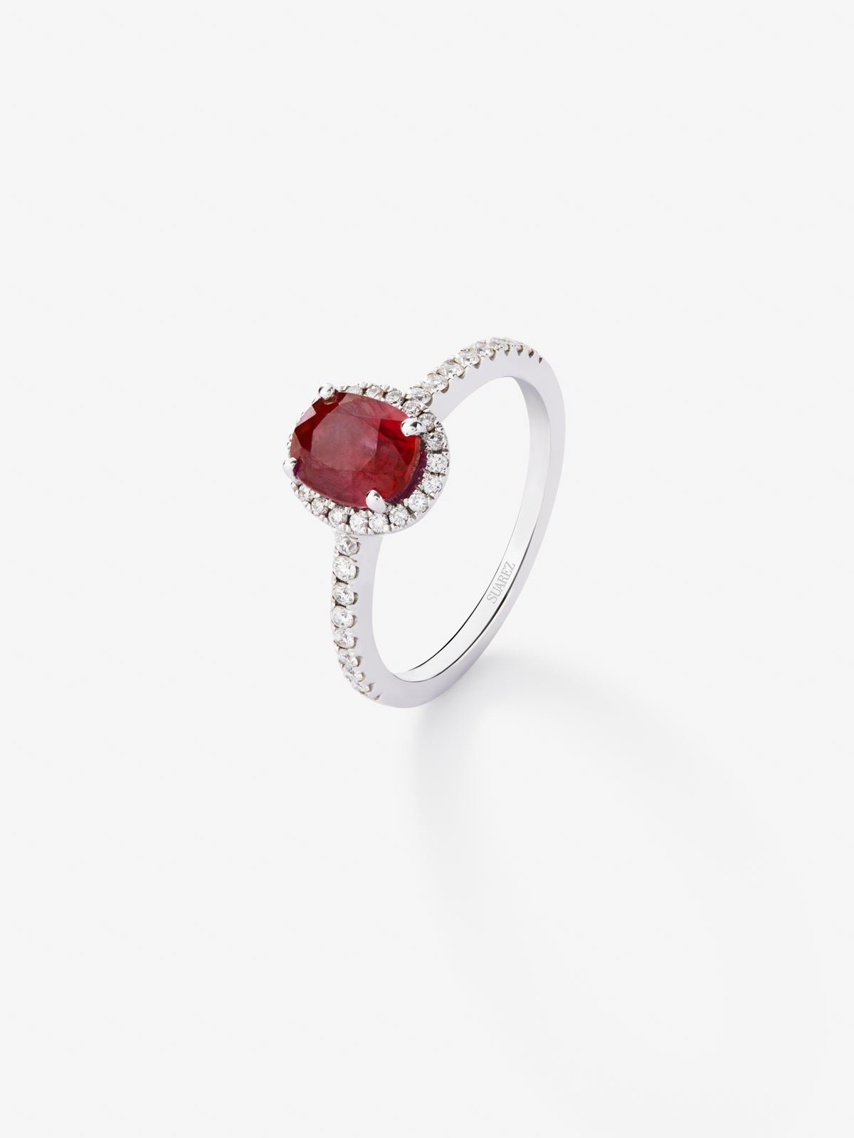 Anillo de oro blanco de 18K con rubí rojo intenso en talla oval de 0,68 cts y 30 diamantes en talla brillante con un total de 0,31 cts 