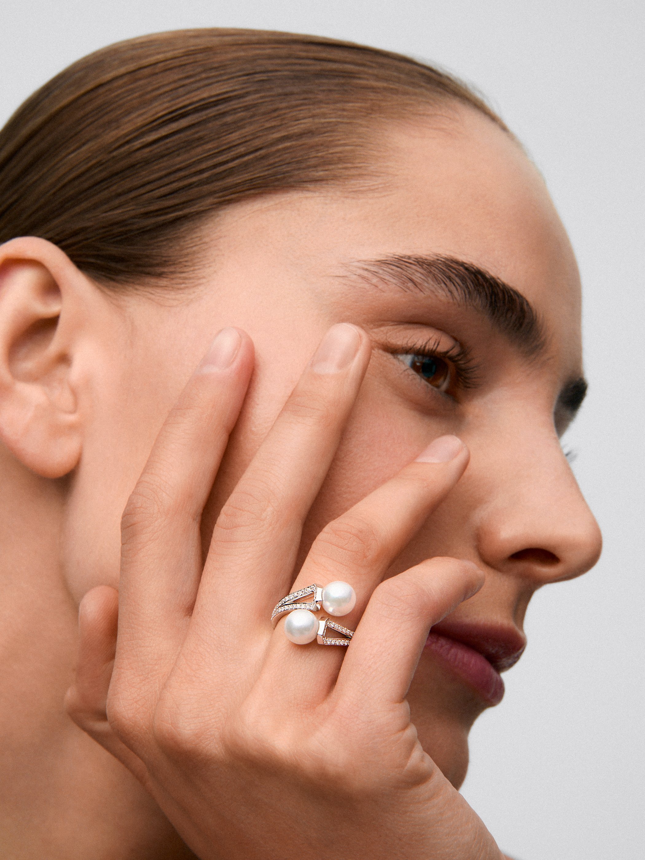 Anillo tú y yo de oro blanco de 18K con 2 perlas akoya de 7mm y 62 diamantes en talla brillante con un total de 0,22 cts