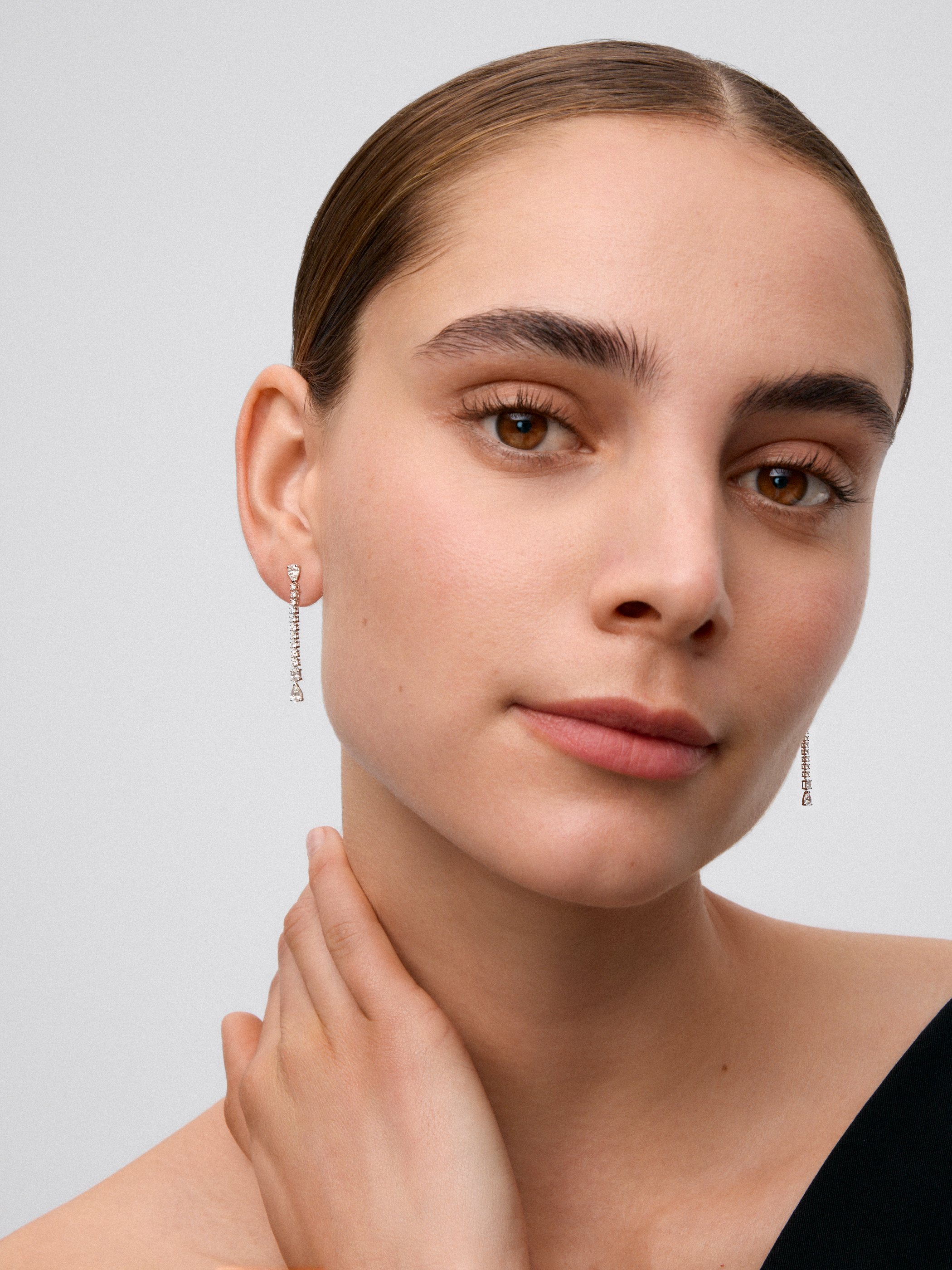 Pendientes largo de oro blanco de 18K con diamantes
