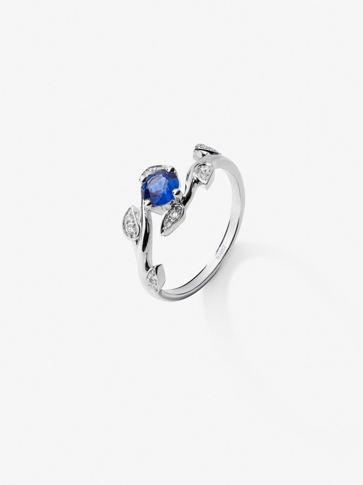 18K white gold ring with brilliant-cut blue sapphire of 0.46 cts and 12 brilliant-cut diamonds with a total of 0.09 cts