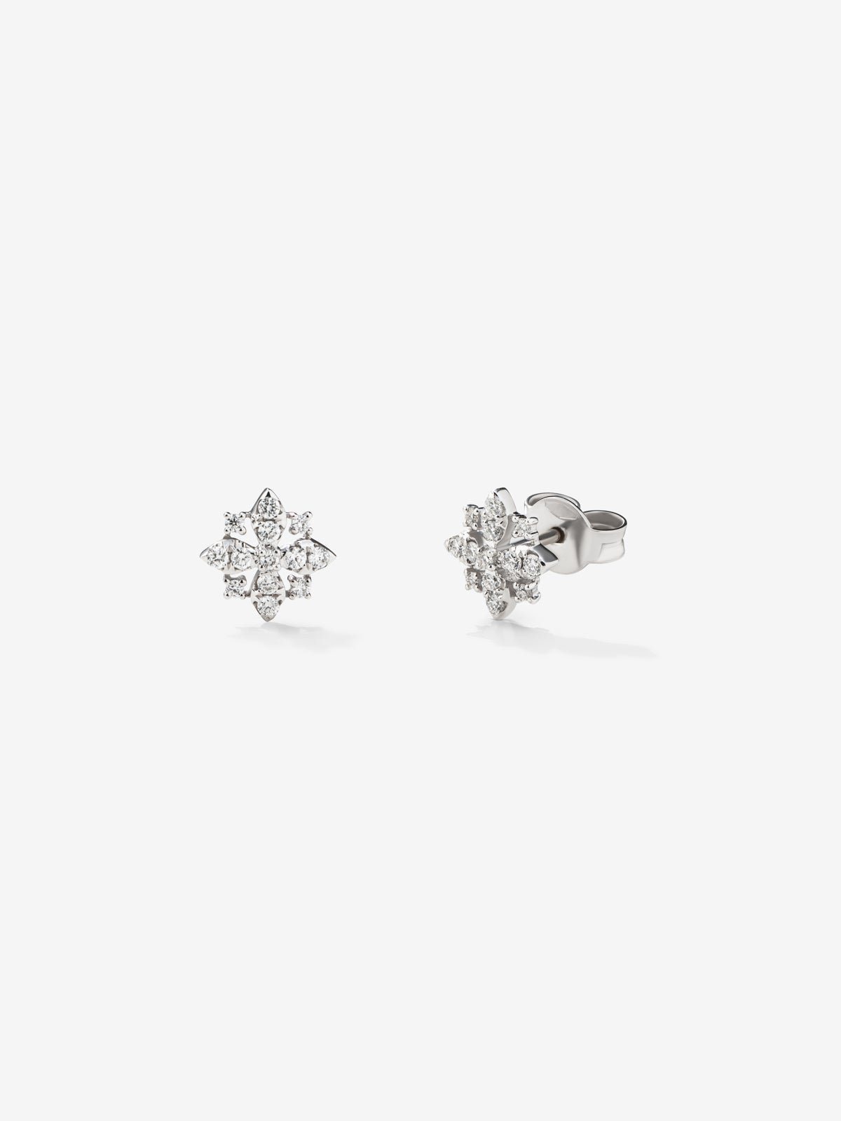 18K white gold earrings with 26 brilliant-cut diamonds with a total of 0.21 cts in the shape of a star