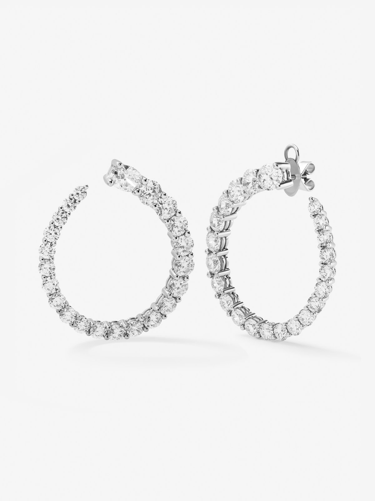 18K white gold hoop earrings with 26 brilliant-cut diamonds with a total of 5.13 cts