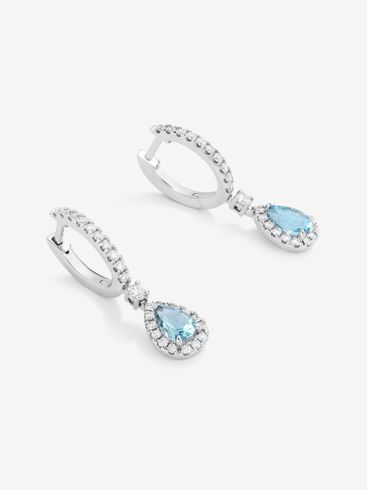 18K white gold earrings with 2 pear-cut aquamarines with a total of 0.72 cts and 50 brilliant-cut diamonds with a total of 0.42 cts