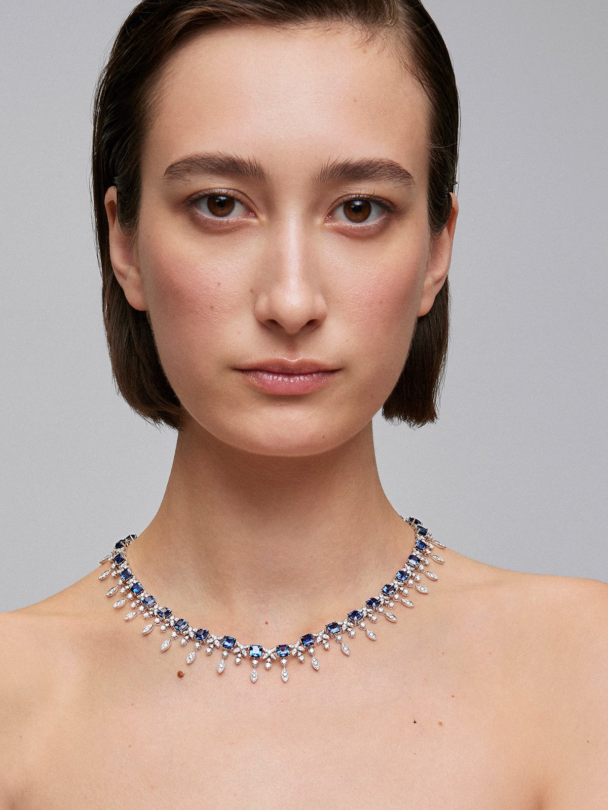 Collar de oro blanco de 18K con 34 zafiros azules en talla octogonal con un total de 40,98 cts y 460 diamantes en talla brillante con un total de 9,48 cts