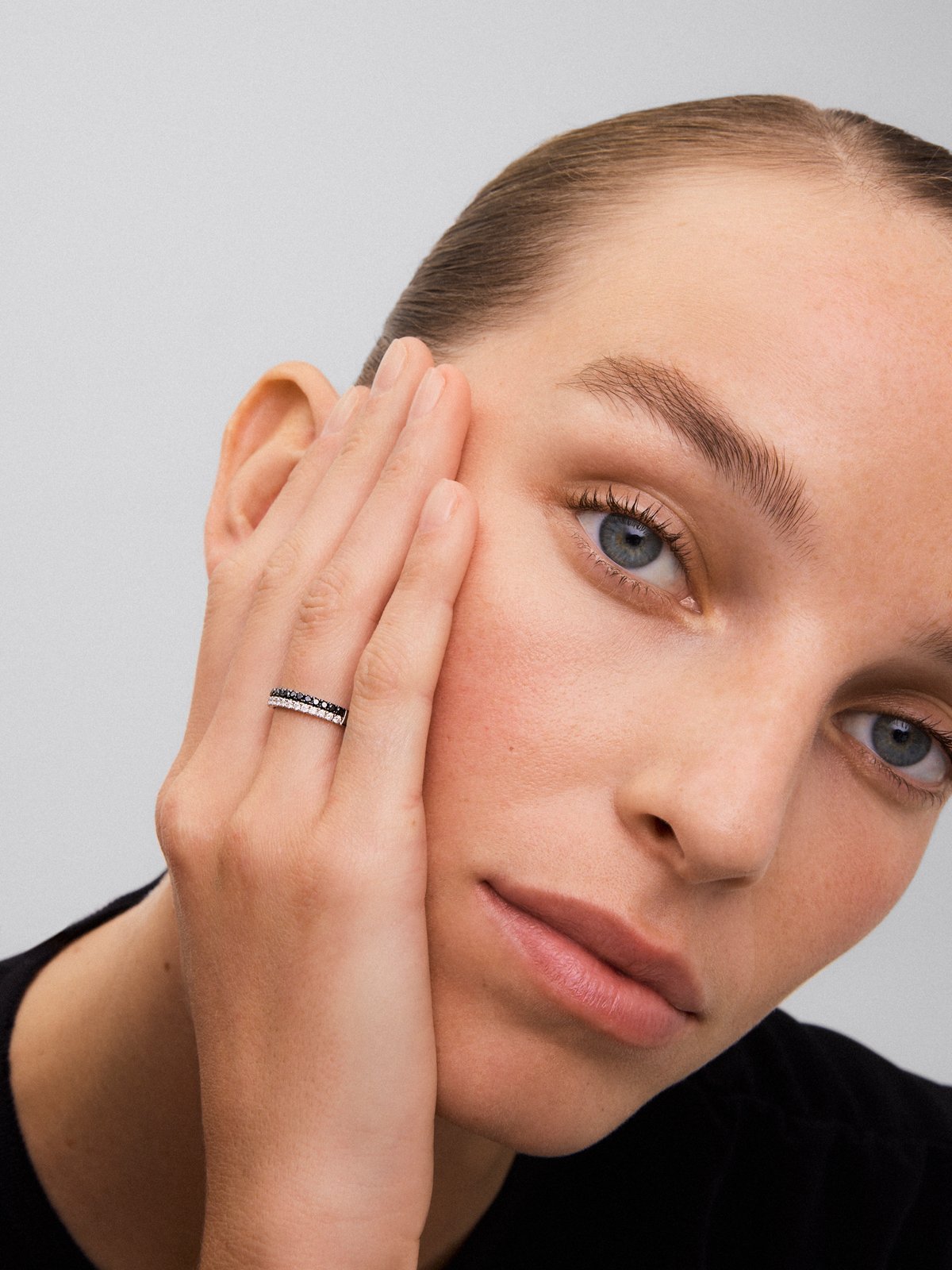 Anillo de oro blanco de 18K con 17 diamantes en talla brillante con un total de 0,24 cts y 17 diamantes negros en talla brillante con un total de 0,27 cts