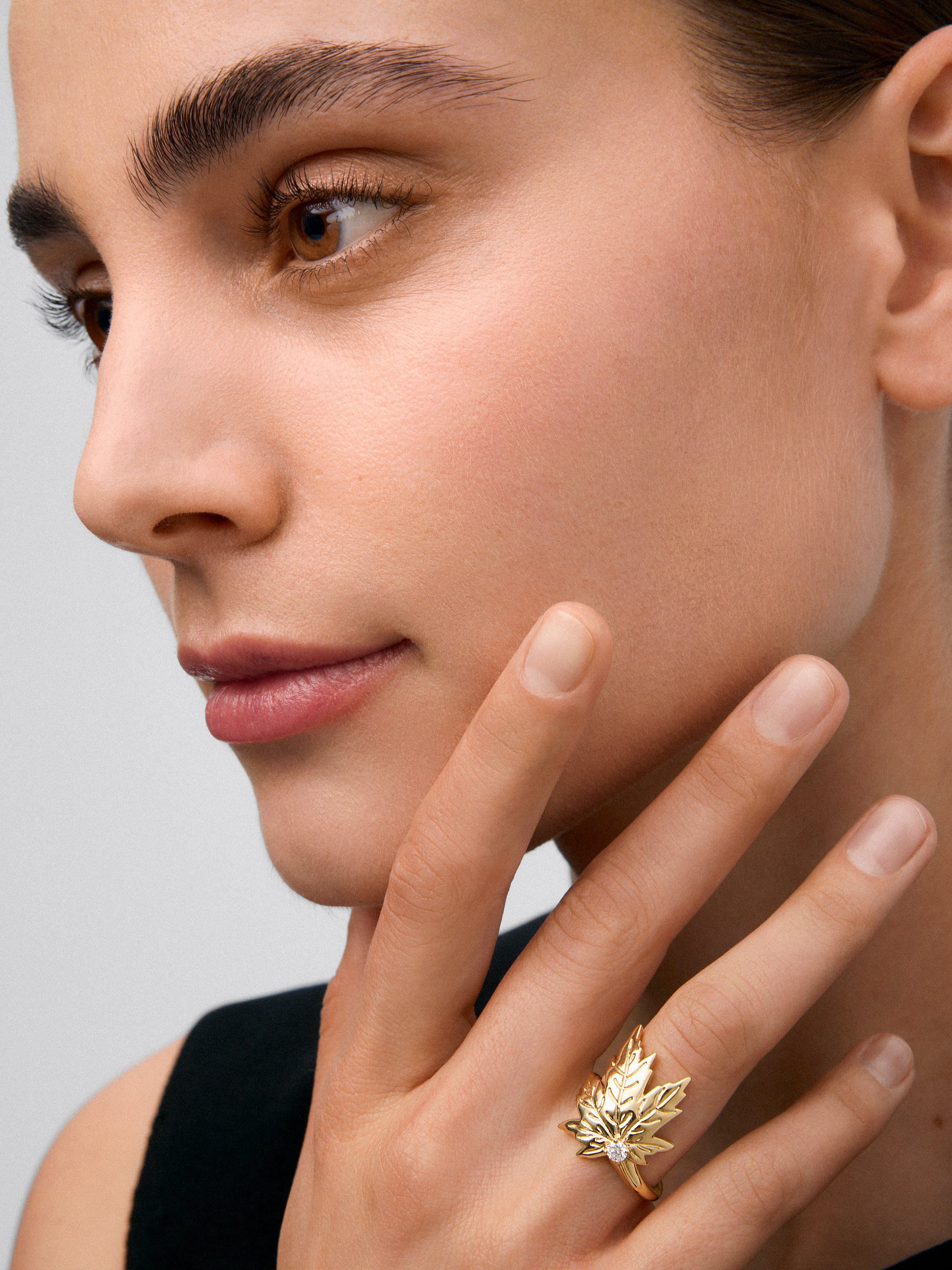 18K yellow gold ring with a 0.12 ct central brilliant-cut diamond, in a maple leaf design