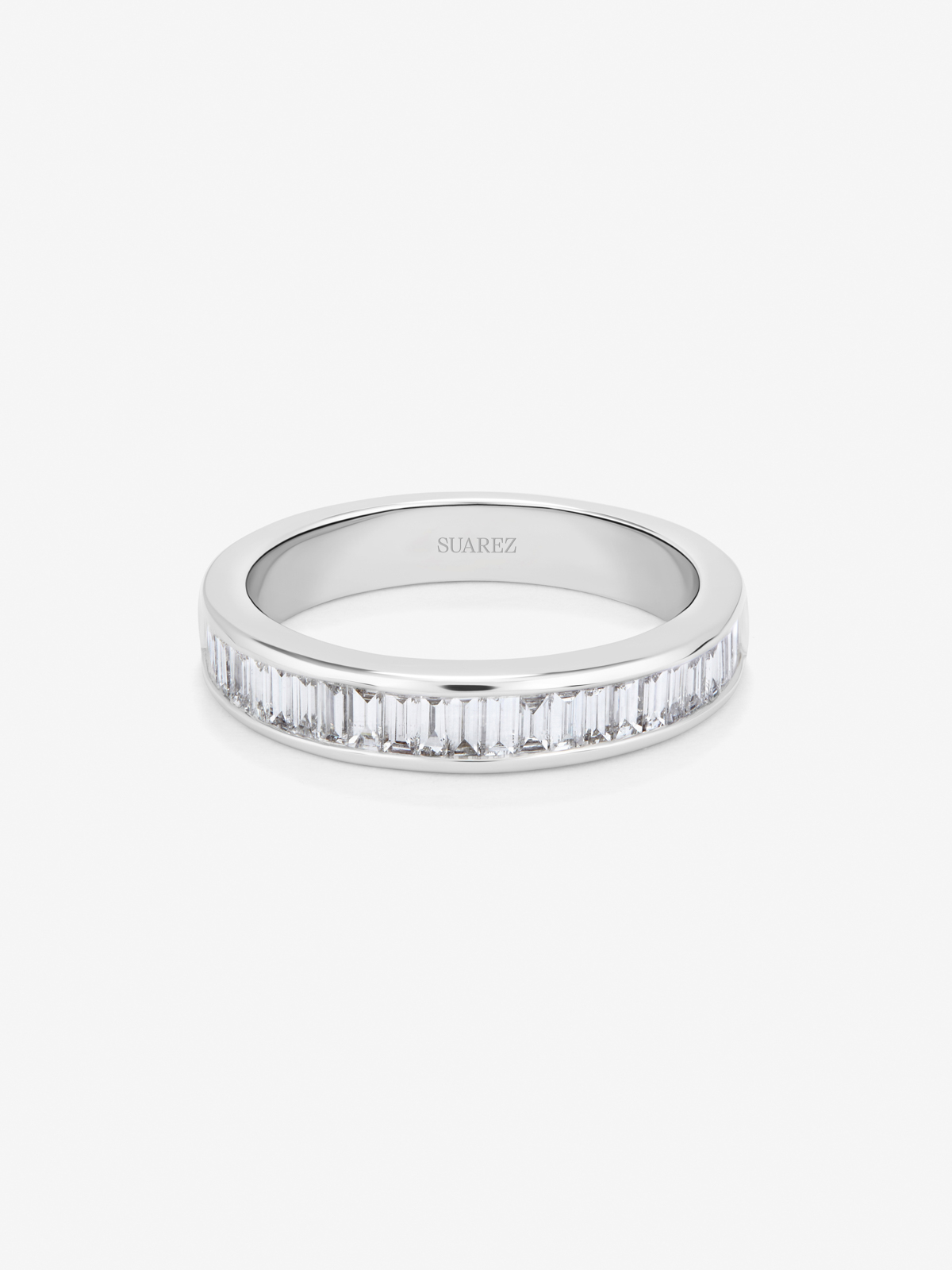 Media alianza de oro blanco de 18K con 25 diamantes en talla baguette con un total de 0,63 cts