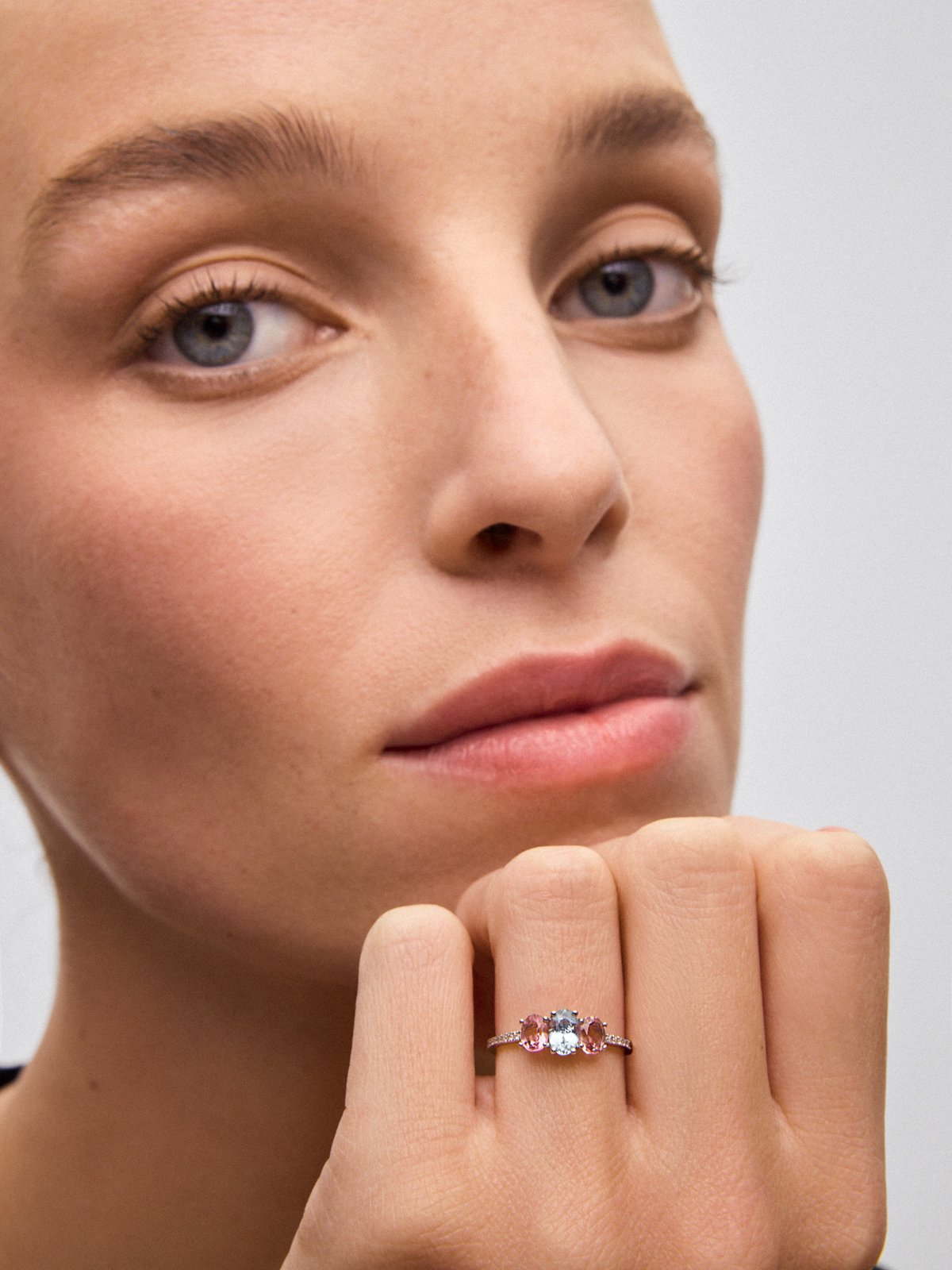 18K white gold triplet ring with oval-cut aquamarine of 0.4 cts, 2 oval-cut pink tourmalines with a total of 0.7 cts and 20 brilliant-cut diamonds with a total of 0.1 cts