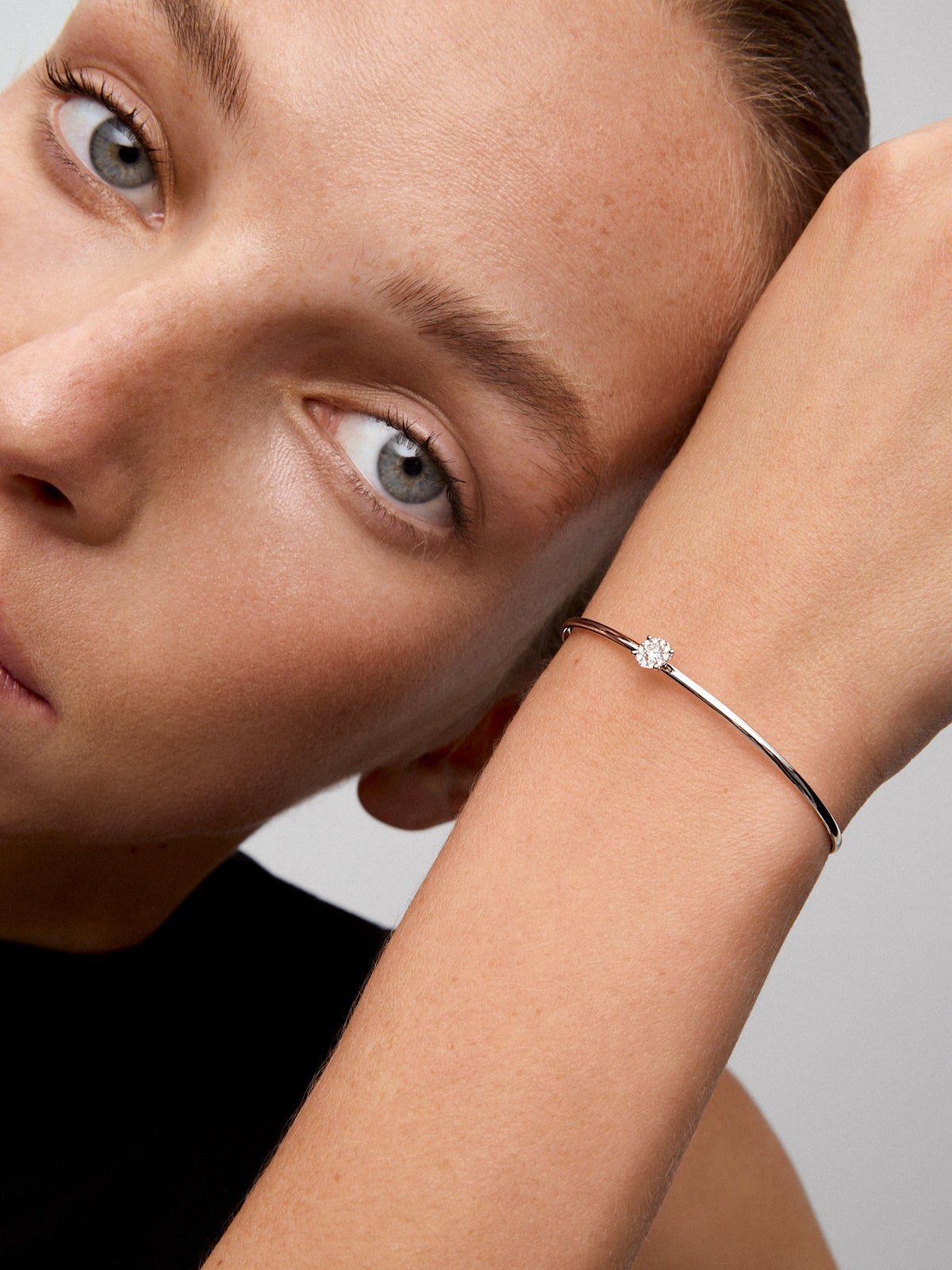 Pulsera rígida de oro blanco de 18K con 11 diamantes en talla brillante con un total de 0,2 cts