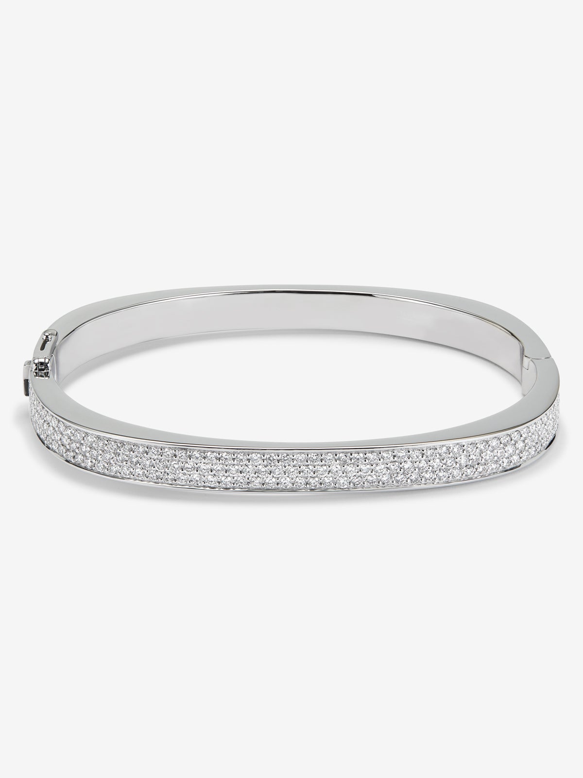 Pulsera rígida de oro blanco de 18K con pavé de diamantes en talla brillante 