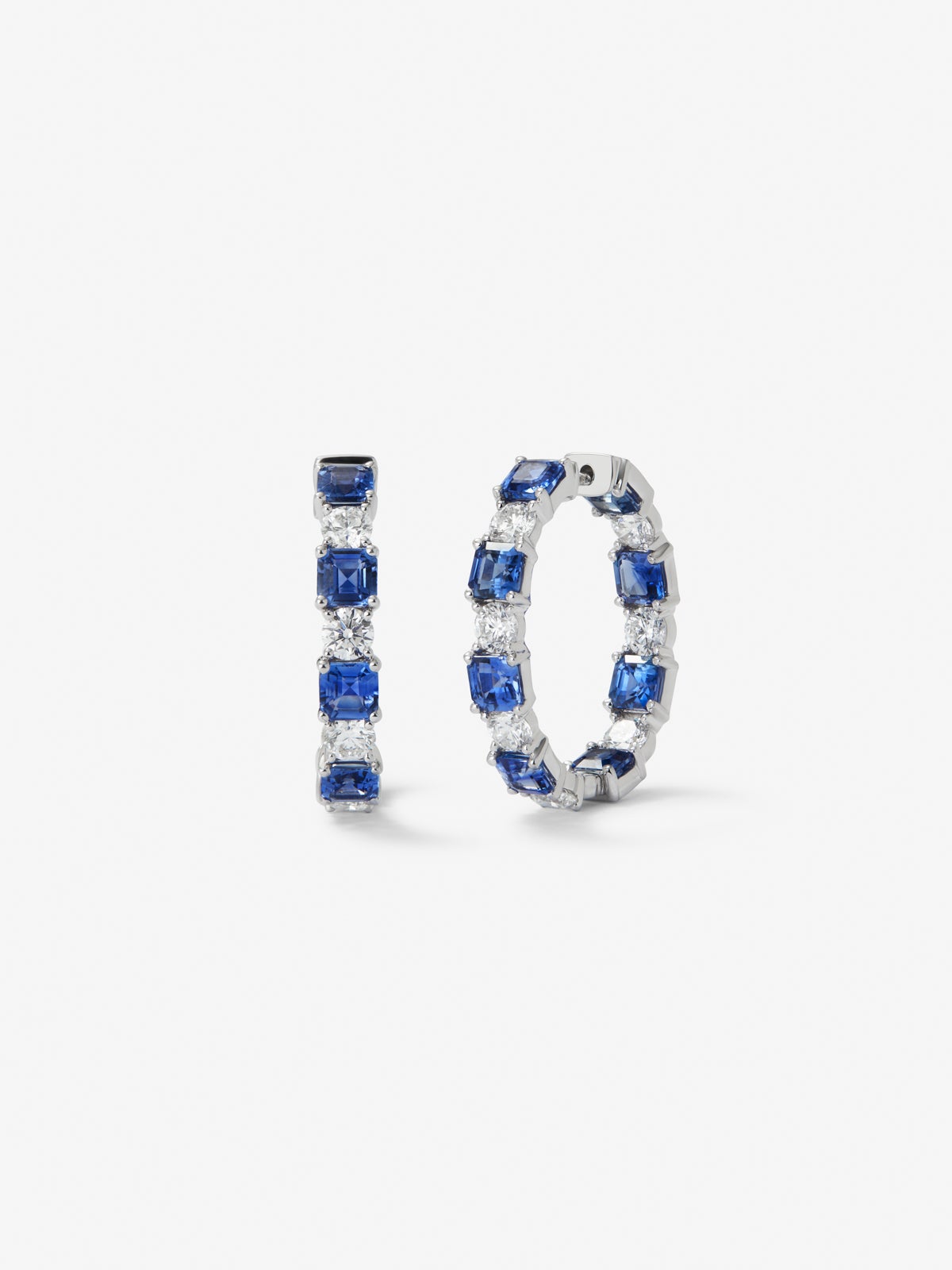 Pendientes de oro blanco de 18K con 16 zafiros azules en talla octogonal con un total de 5,71 cts y 14 diamantes en talla brillante con un total de 2,4 cts