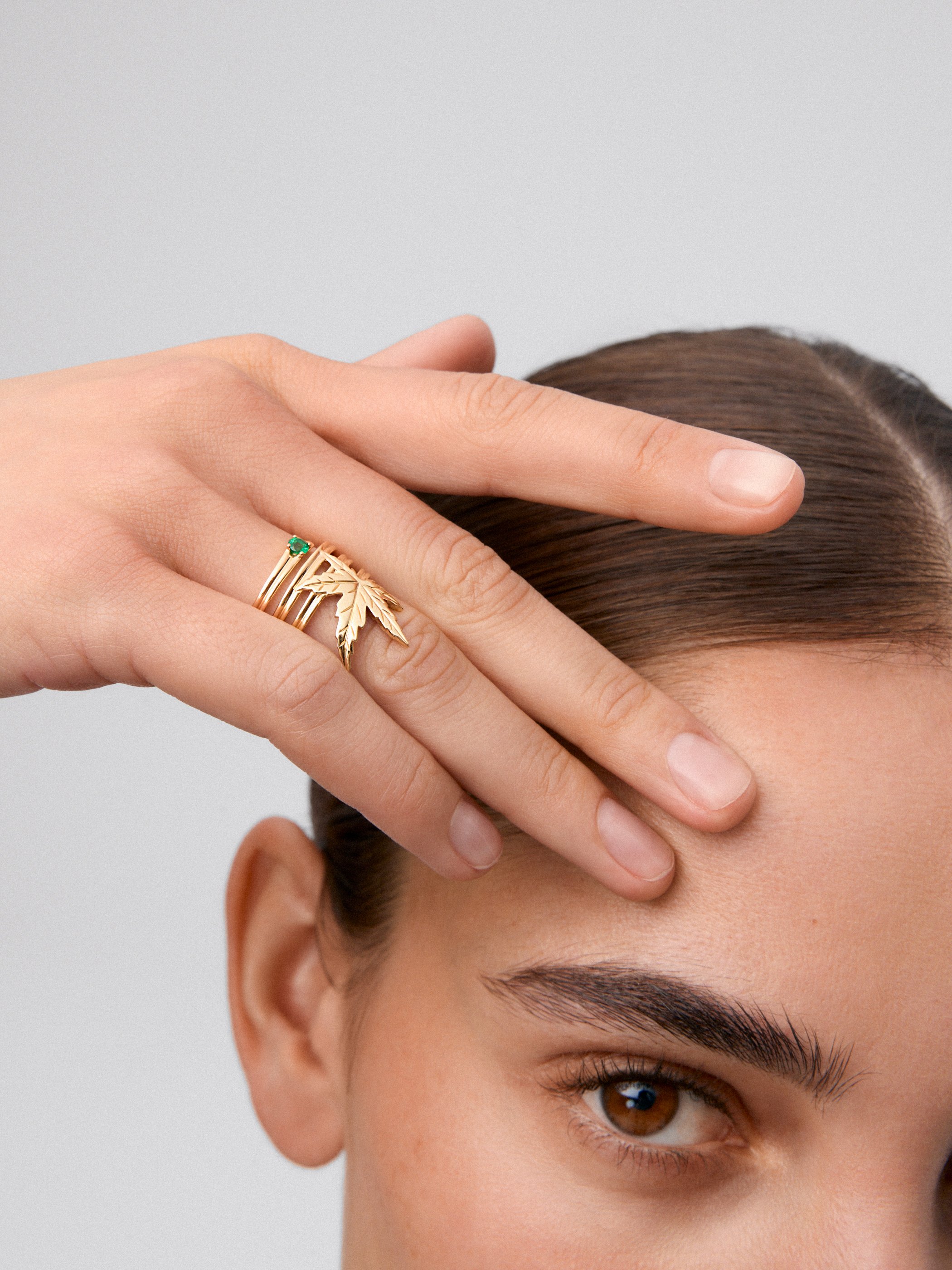 18K yellow gold ring with a 0.11 ct brilliant-cut emerald, in a maple leaf design