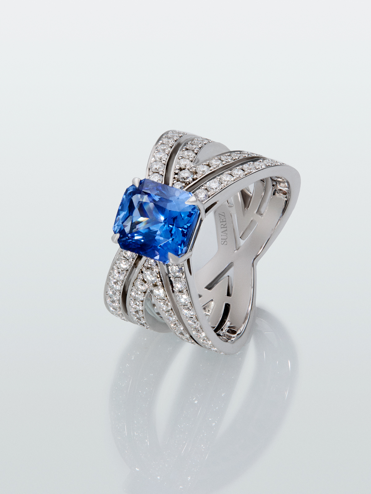 18K white gold multi-arm ring with octagonal-cut blue sapphire of 3.13 cts and brilliant-cut diamonds with a total of 1.07 cts