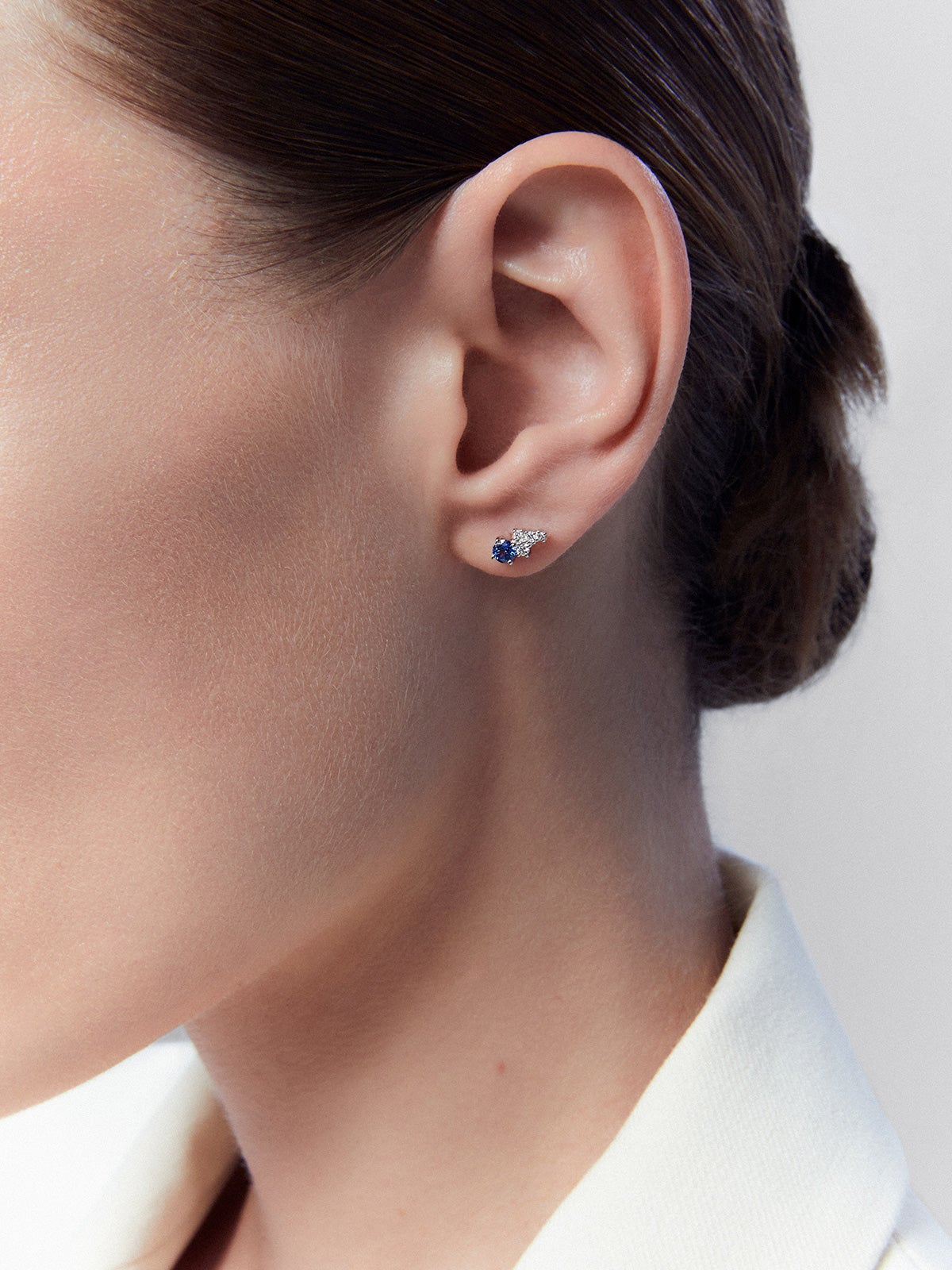 Individual left earring made of 18K white gold with sapphire and diamonds.