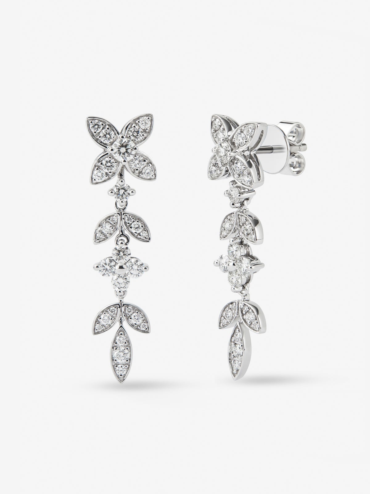 Pendientes de oro blanco de 18K con 62 diamantes en talla brillante con un total de 1,07 cts