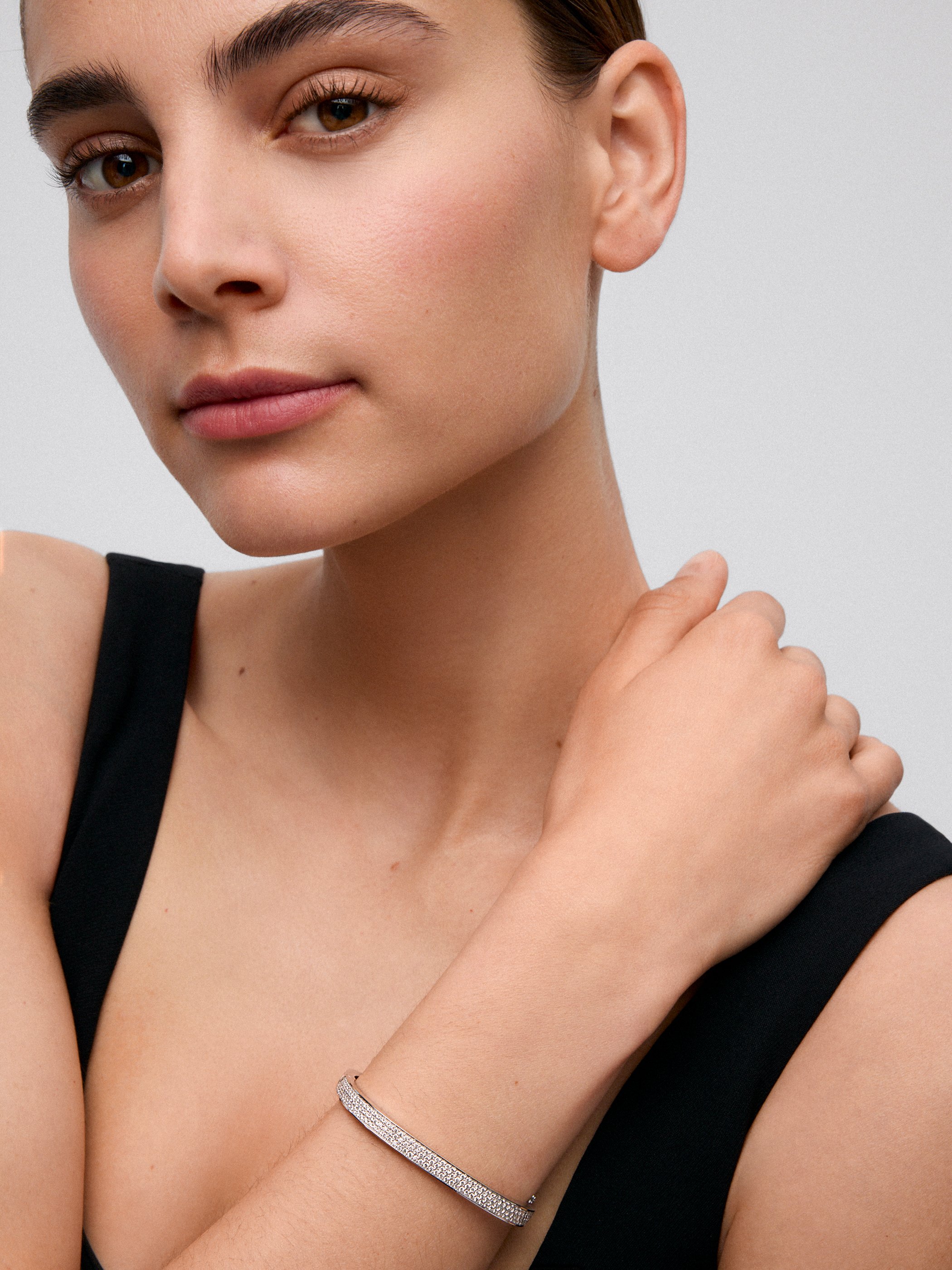 Pulsera rígida de oro blanco de 18K con pavé de diamantes en talla brillante 