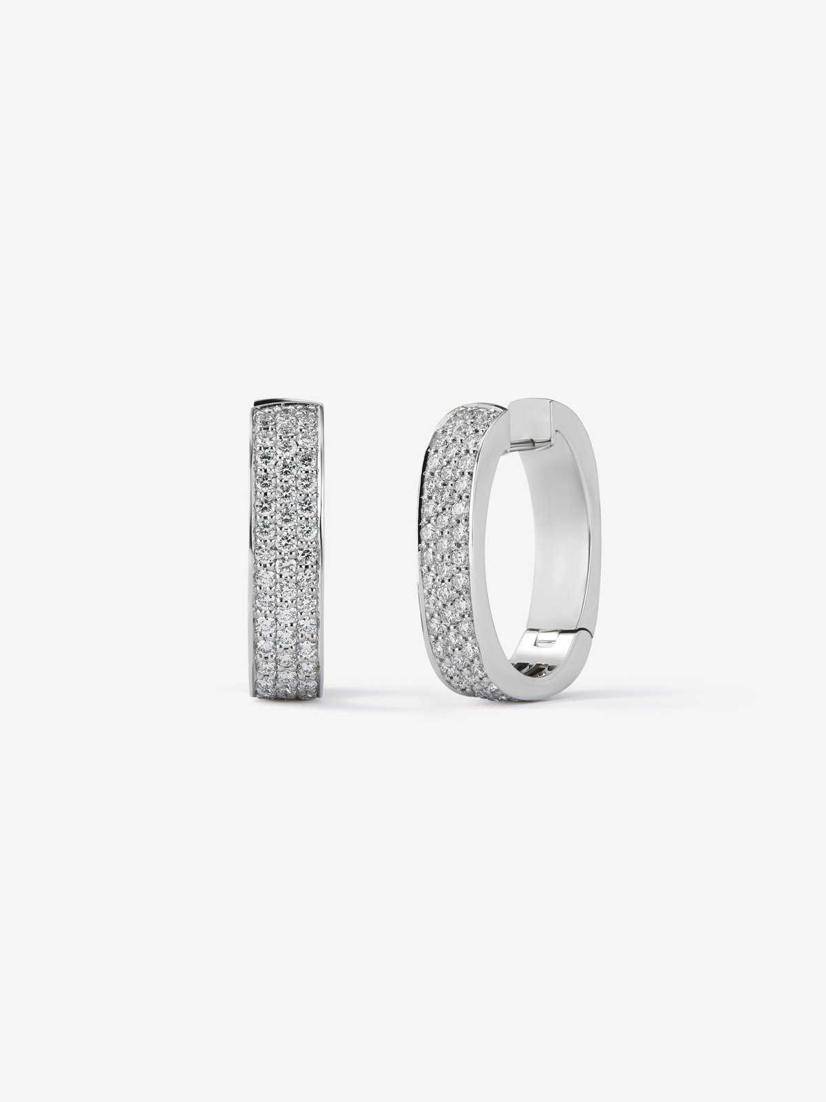 Pendientes de oro blanco de 18K con pavé de diamantes en talla brillante 