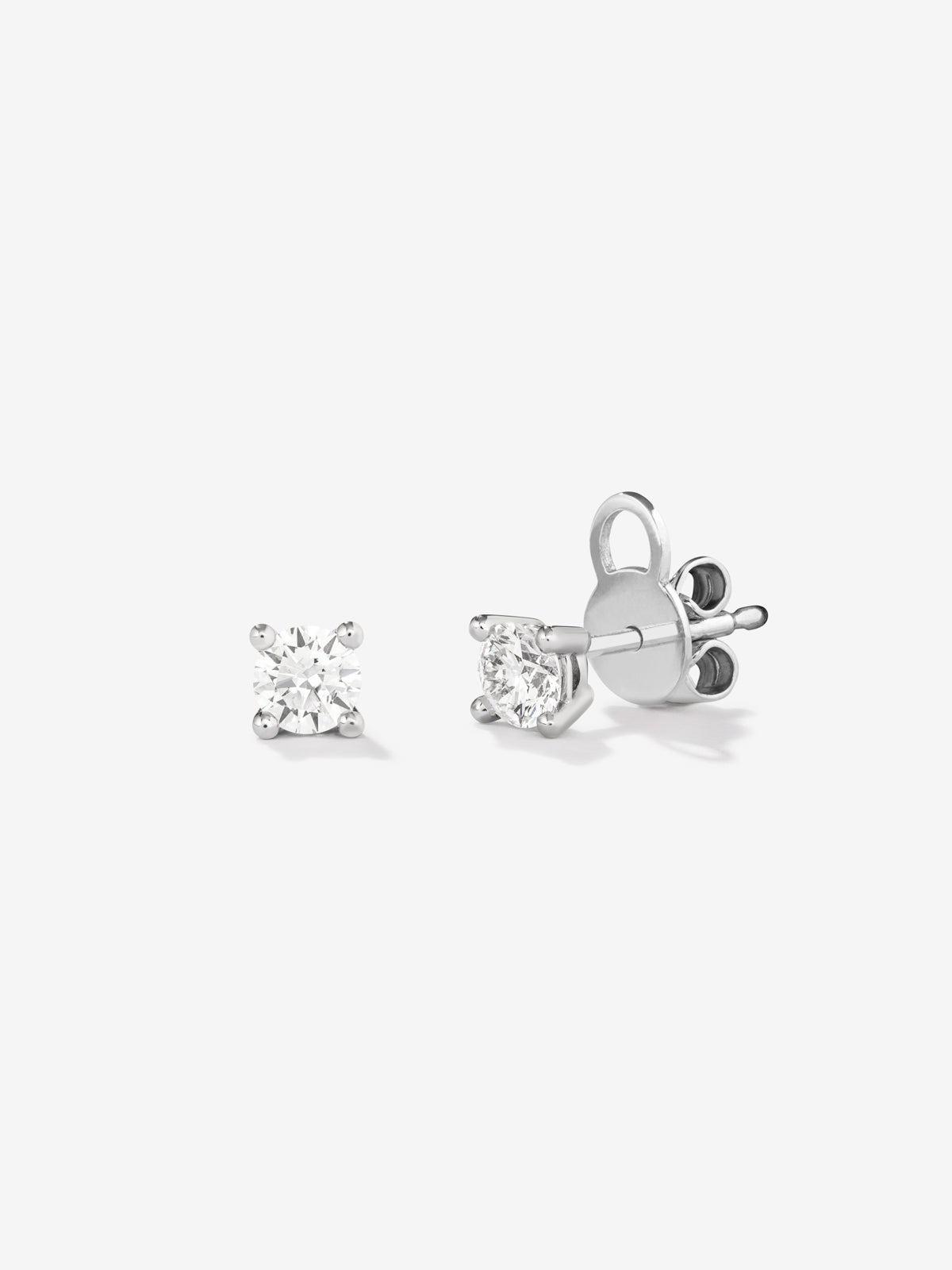 18K white gold solitaire earrings with 2 brilliant-cut diamonds with a total of 0.14 cts