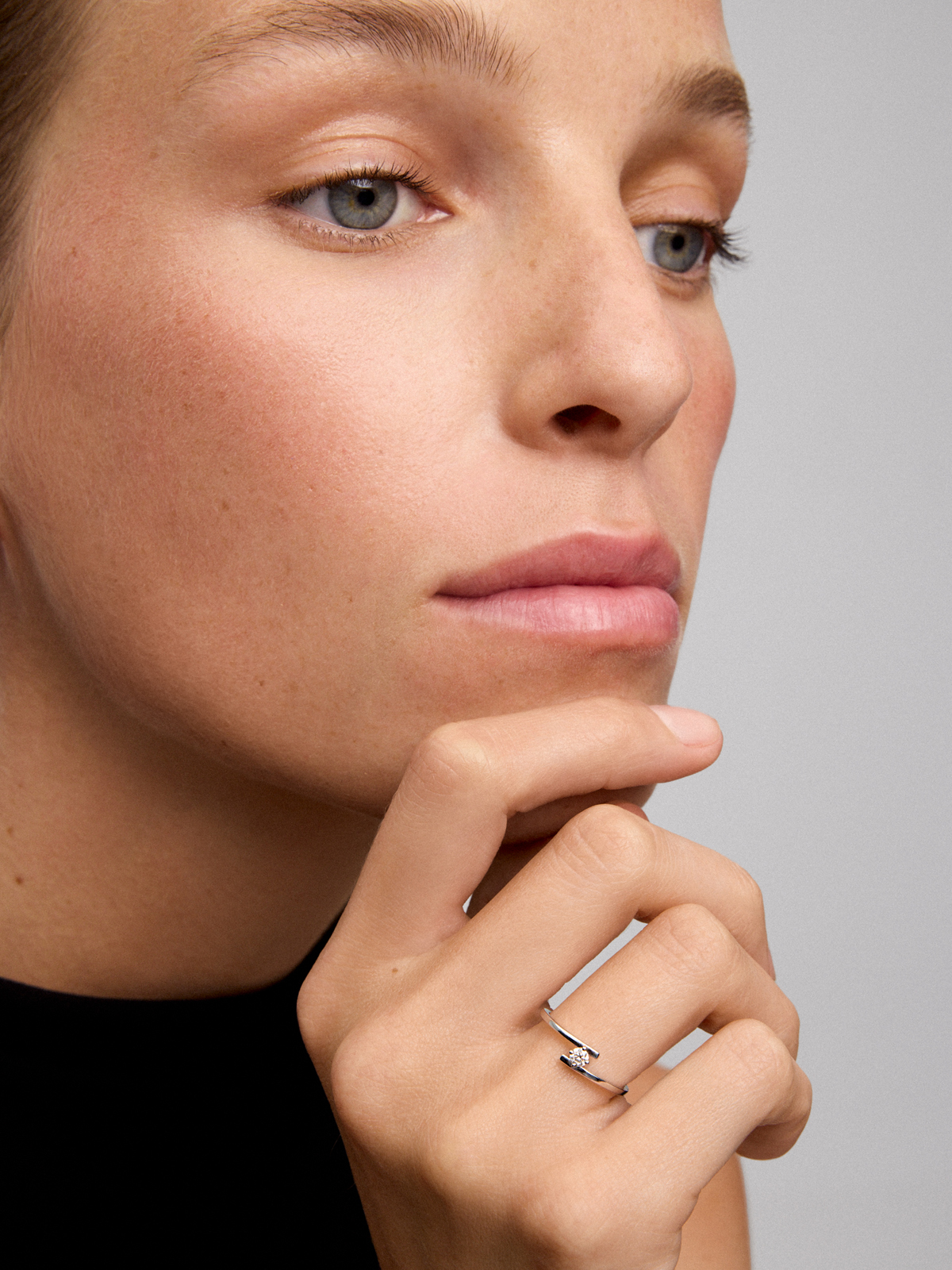 18K White Gold Cross Ring with Diamond