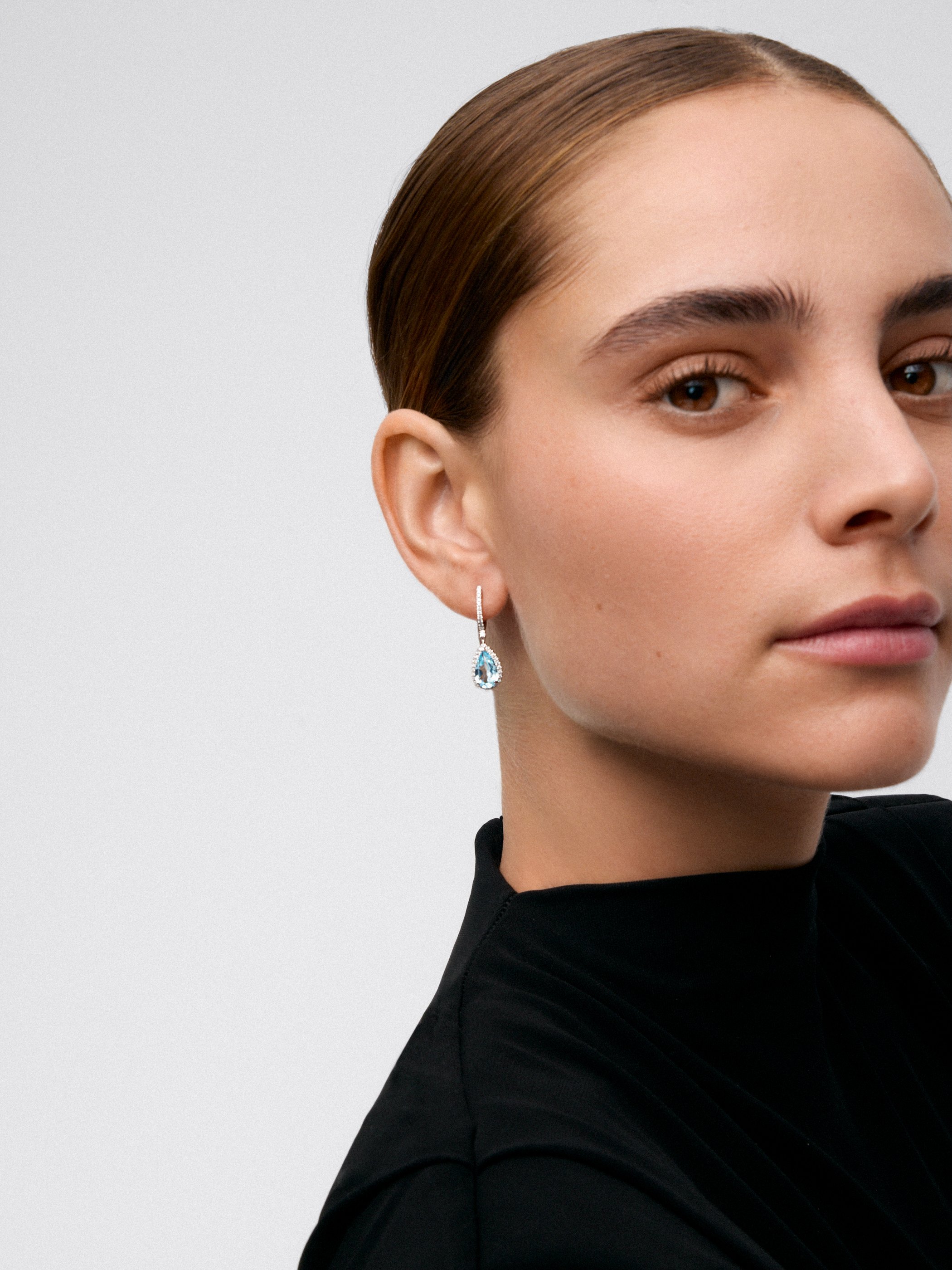 Pendientes de aro con colgante de oro blanco de 18K con topacio y diamante