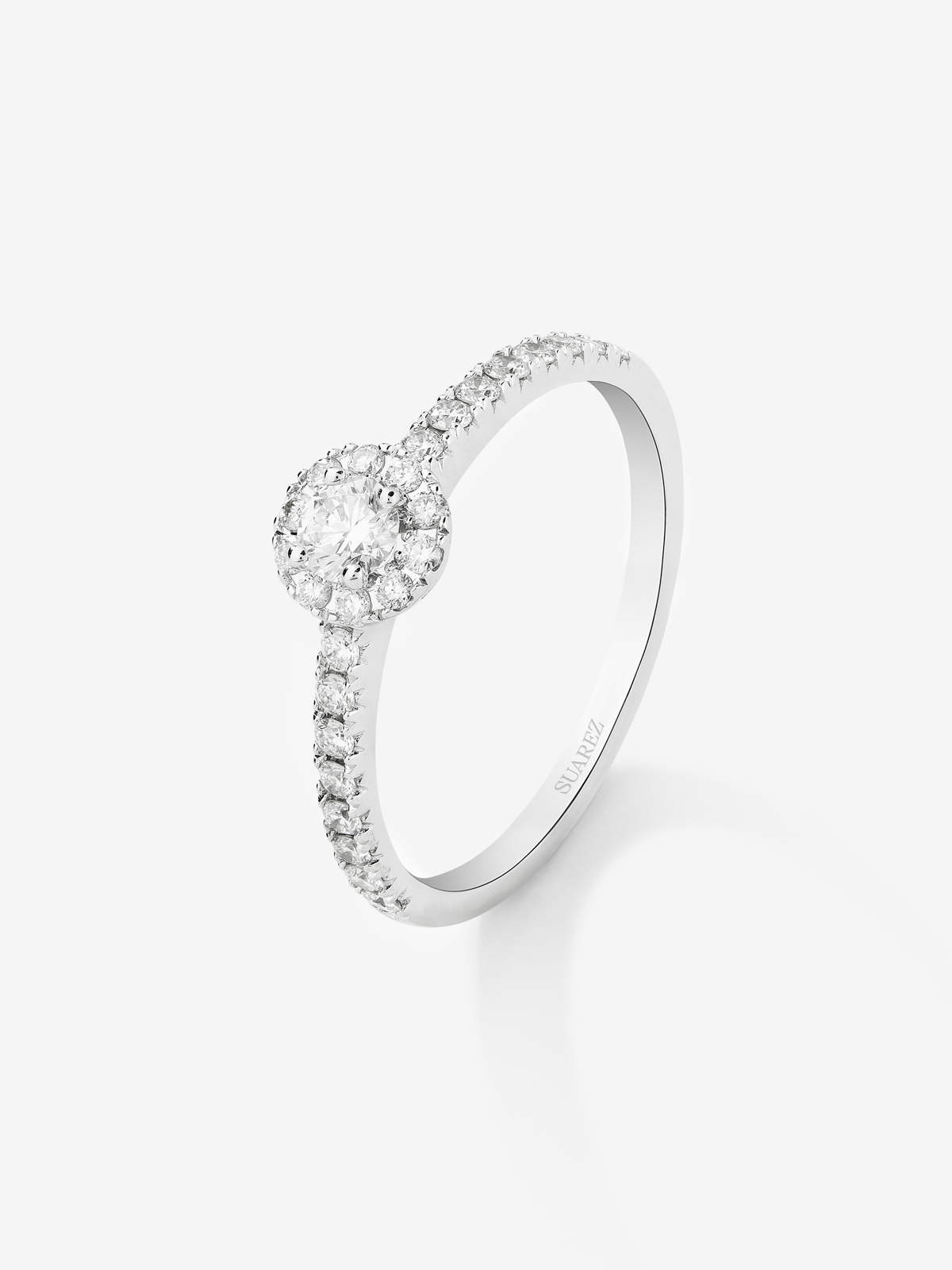 Anillo de oro blanco de 18K con diamante central en talla brillante de 0,15 cts y 26 diamantes en talla brillante con un total de 0,28 cts