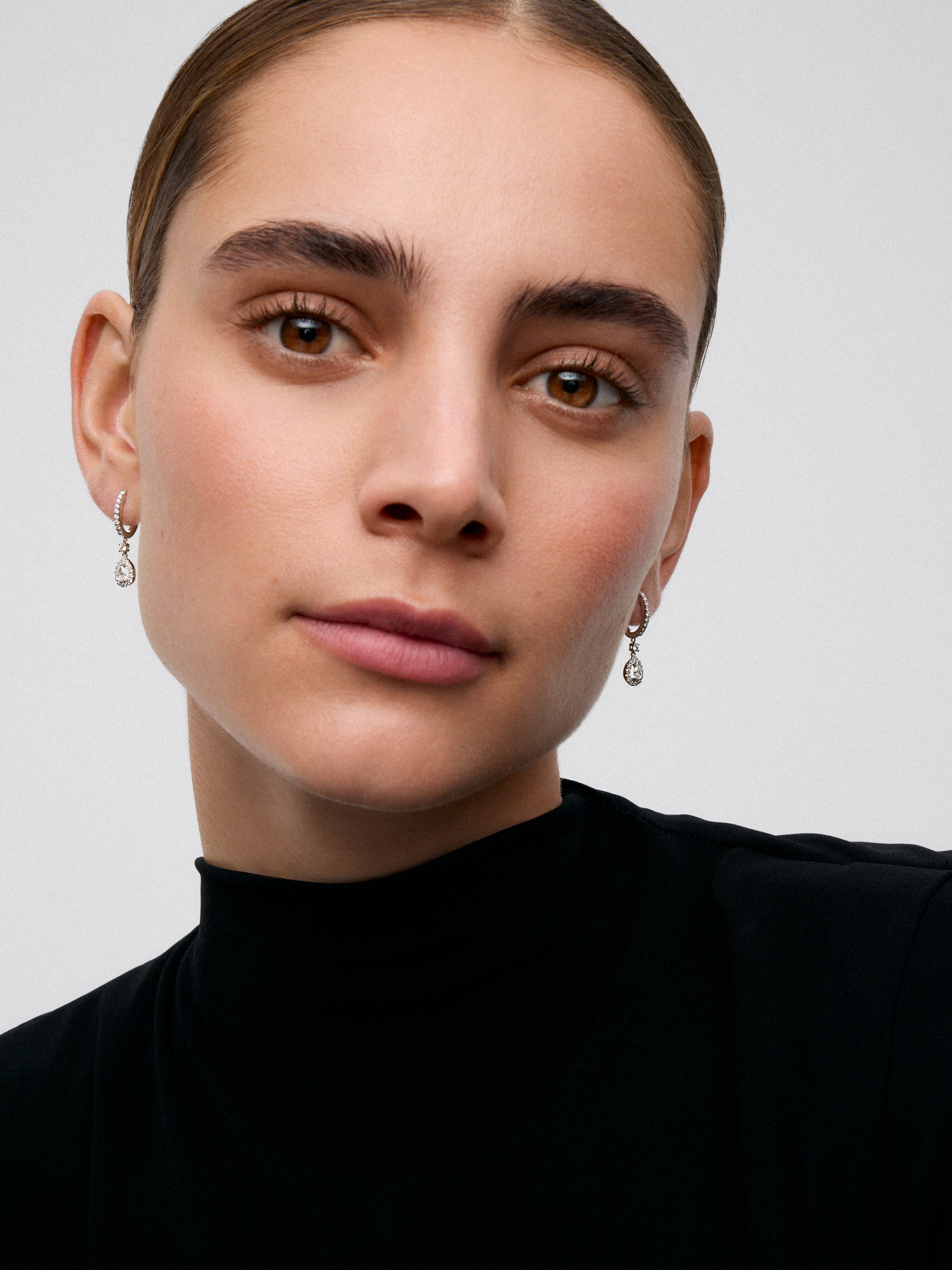 Pendientes de aro de oro blanco de 18K con 48 diamantes en talla brillante con un total de 0,4 cts y 2 diamantes en talla pera con un total de 0,3 cts