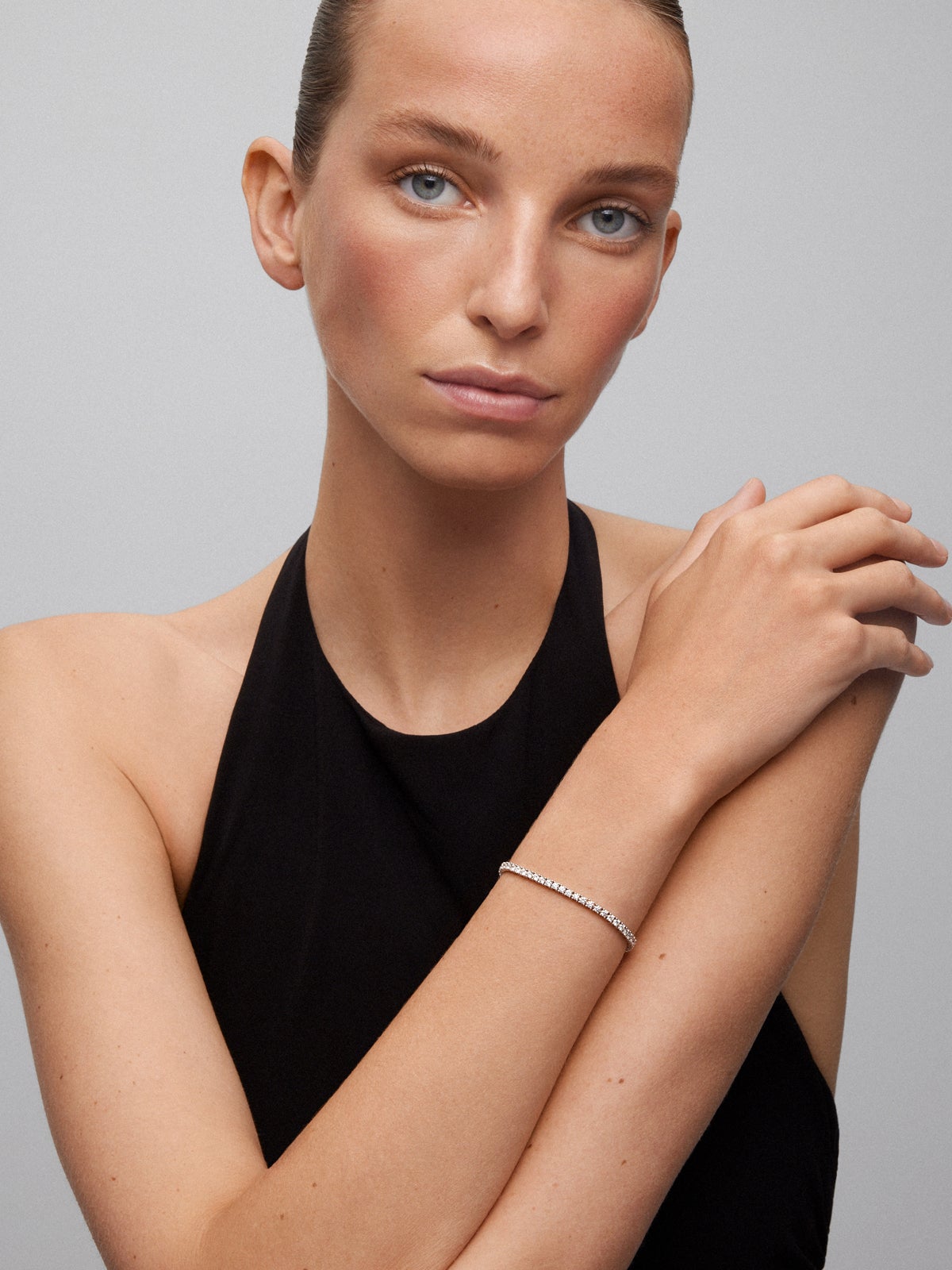 Pulsera rivière de oro blanco de 18K con 62 diamantes en talla brillante con un total de 3,63 cts