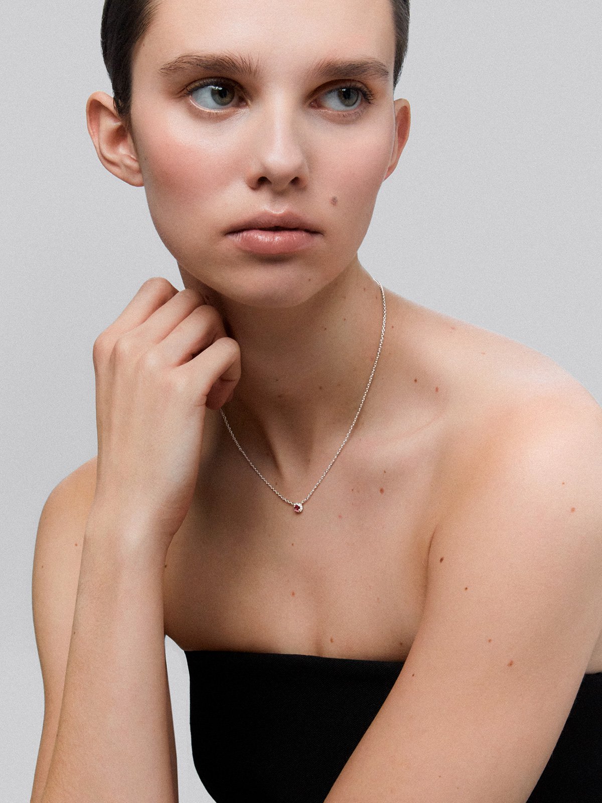 18K white gold pendant with 0.24 ct brilliant-cut ruby ​​and 0.06 ct brilliant-cut diamonds